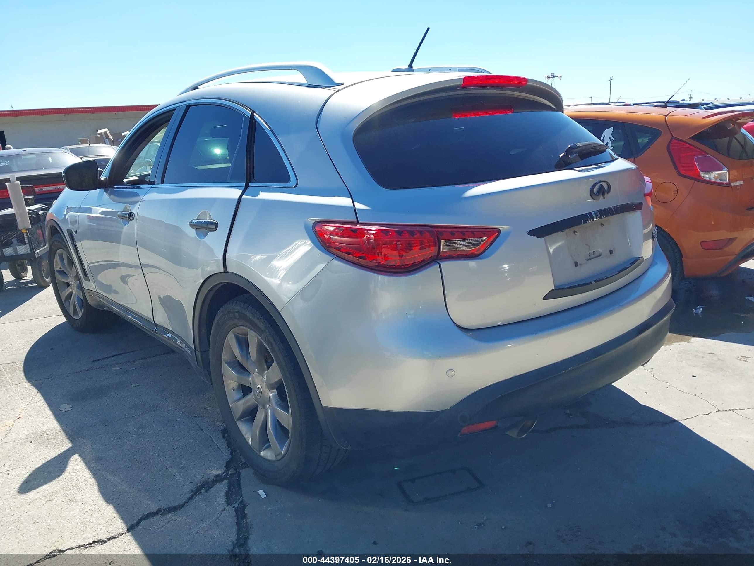 INFINITI QX70 image 3