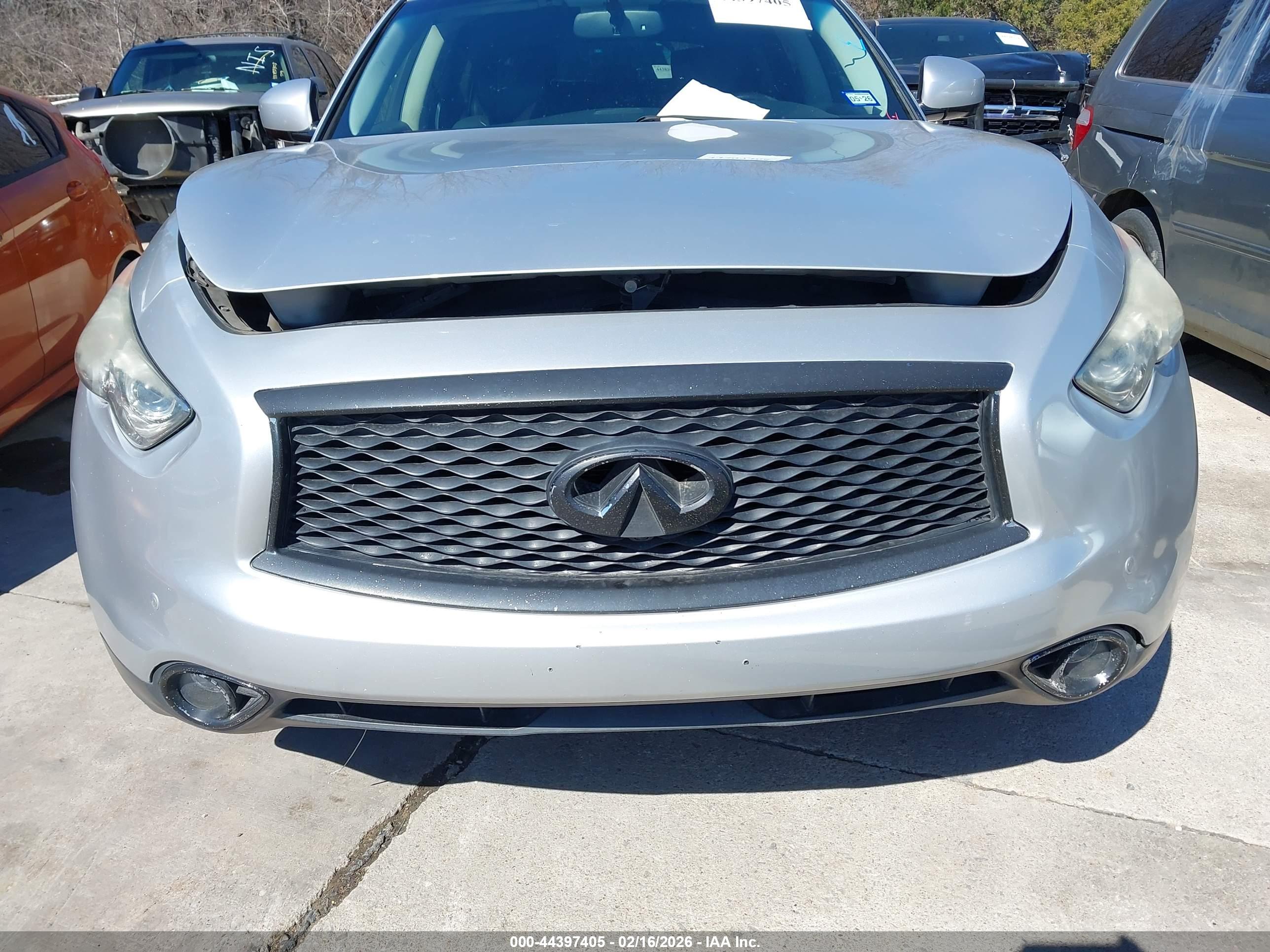 INFINITI QX70 image 6