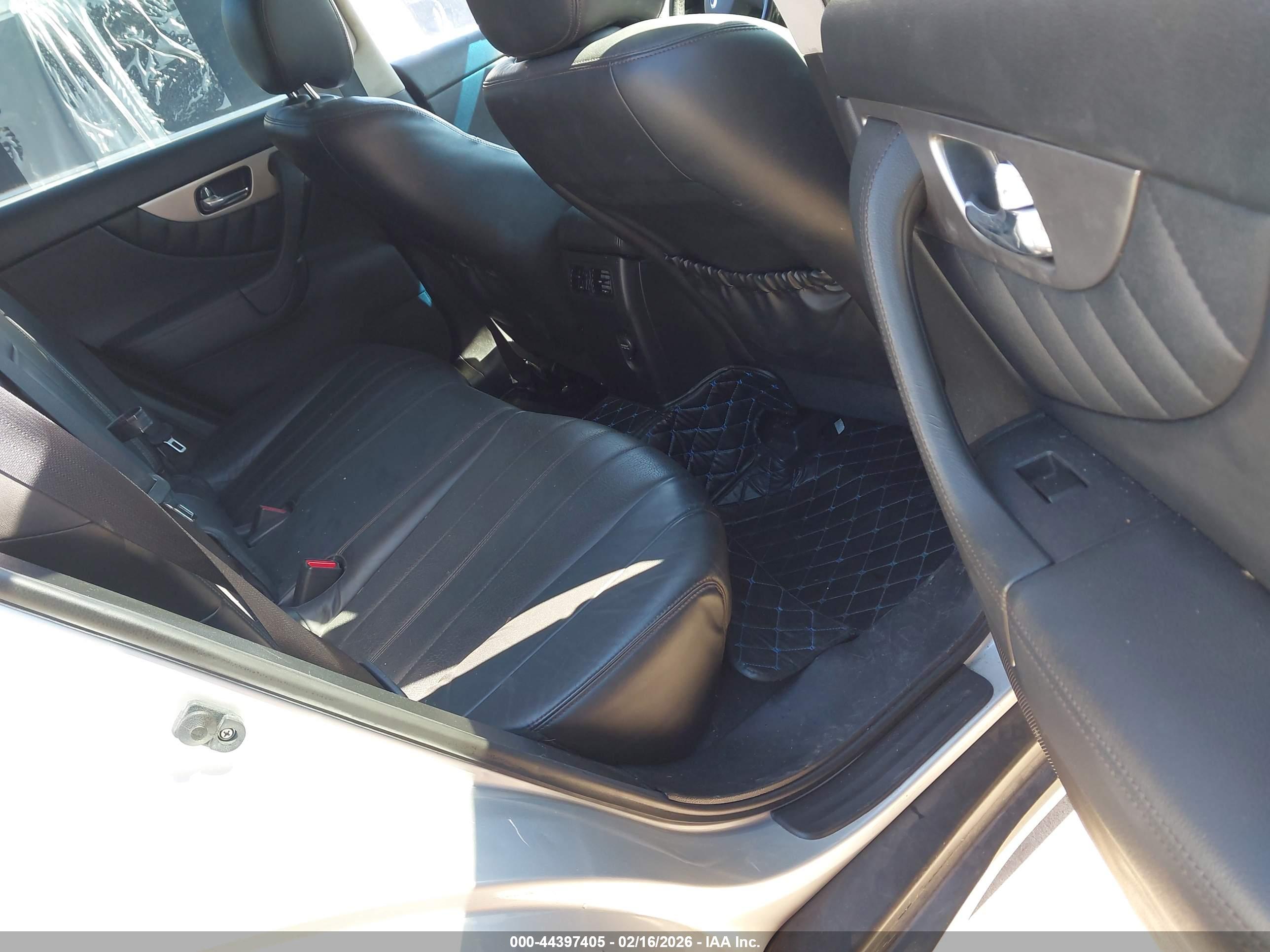 INFINITI QX70 image 8