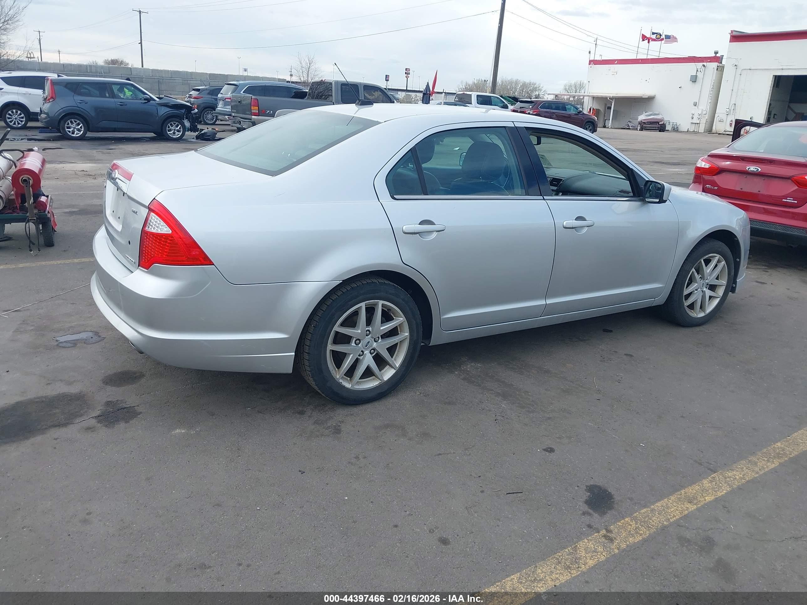 FORD FUSION image 4