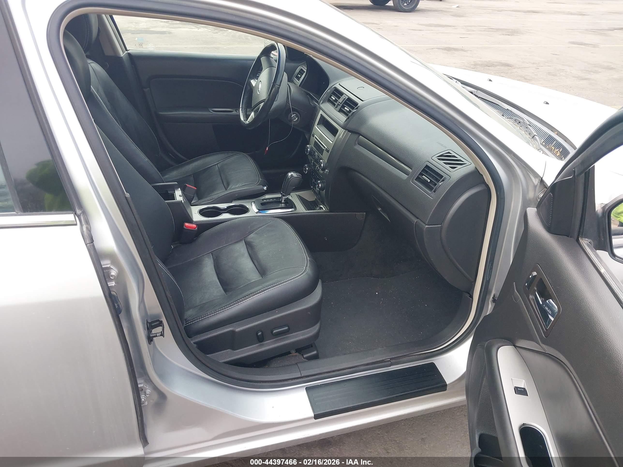 FORD FUSION image 5