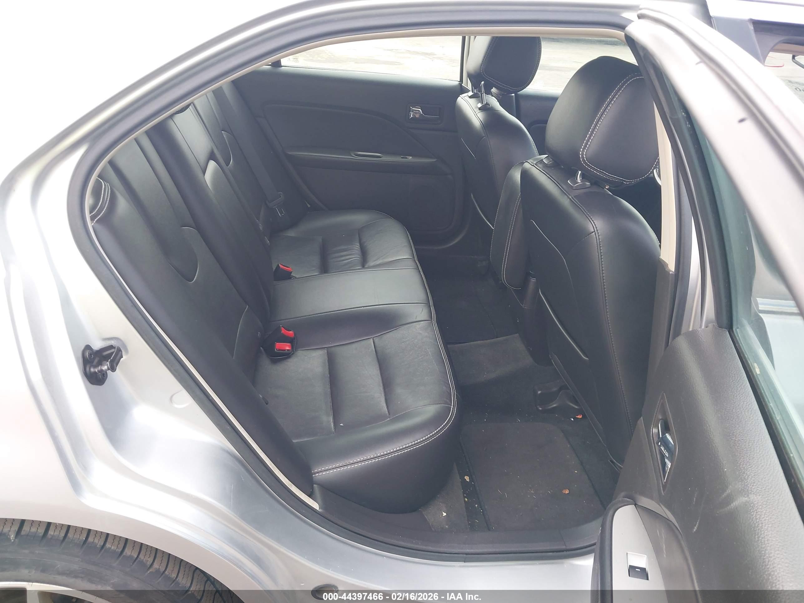 FORD FUSION image 8
