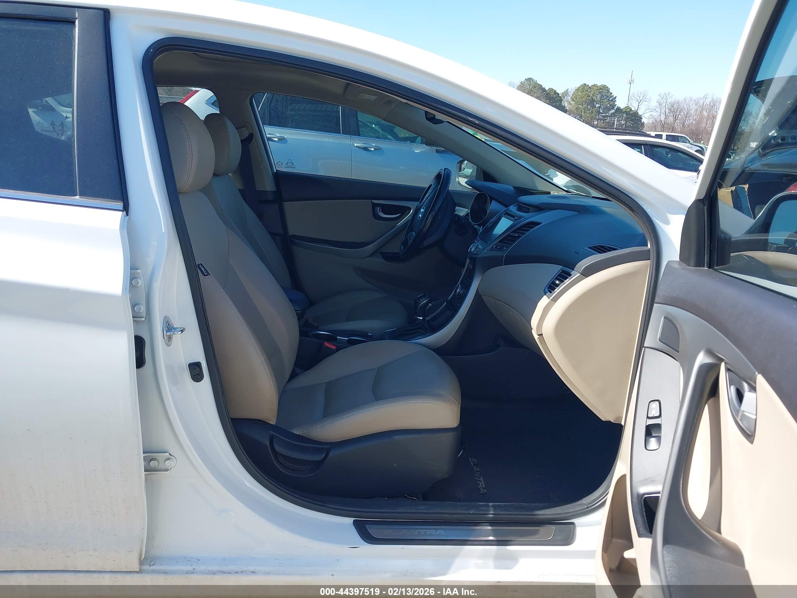 HYUNDAI ELANTRA image 5