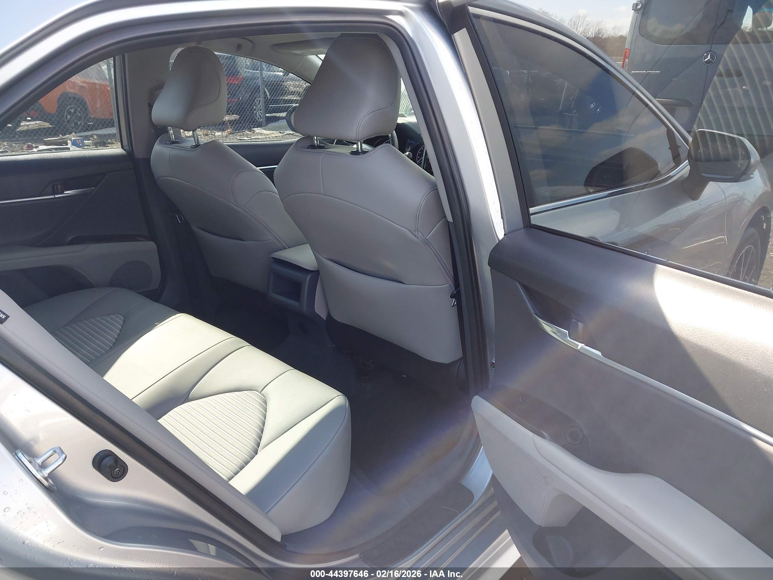 TOYOTA CAMRY image 8