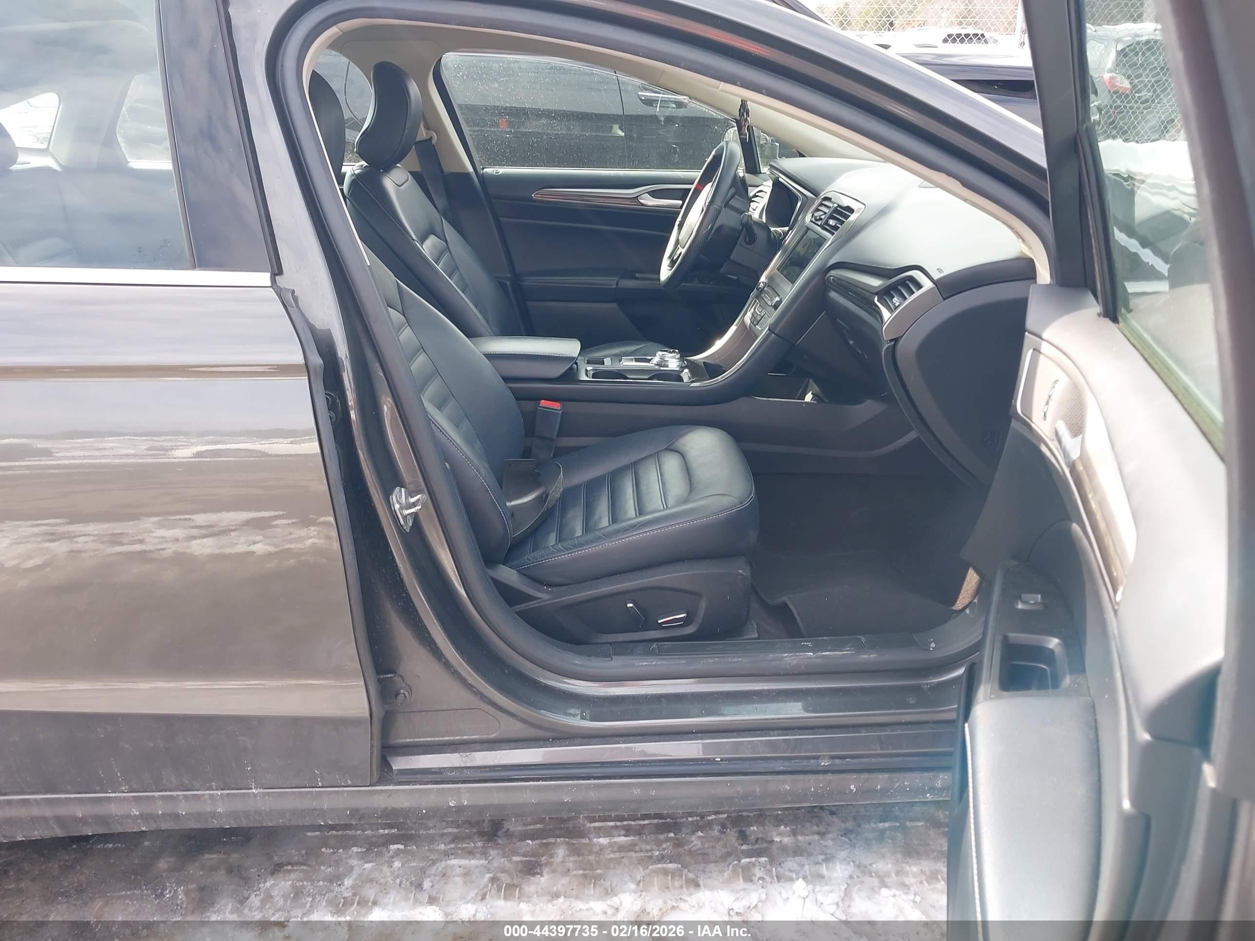 FORD FUSION image 5