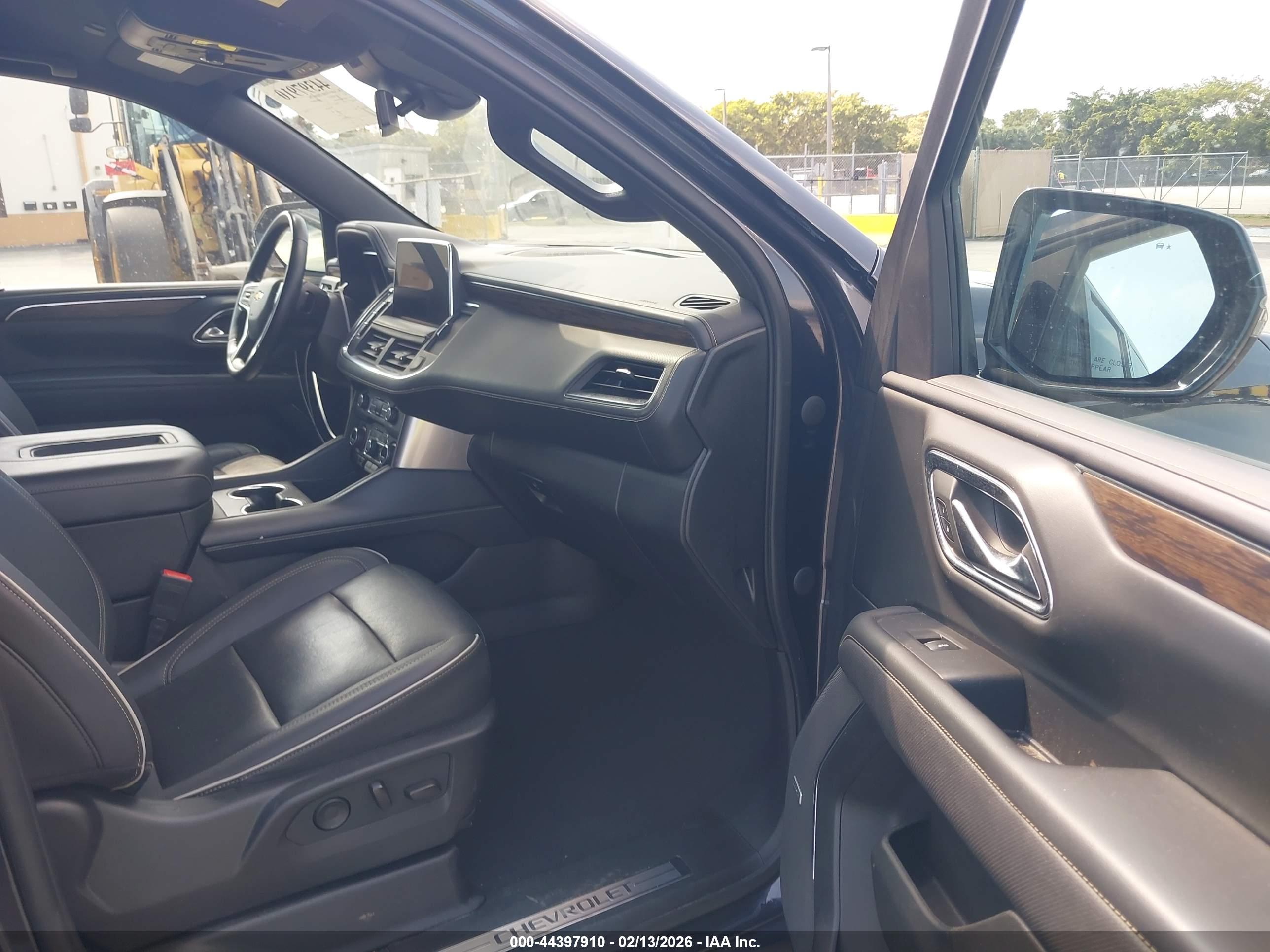CHEVROLET SUBURBAN image 5