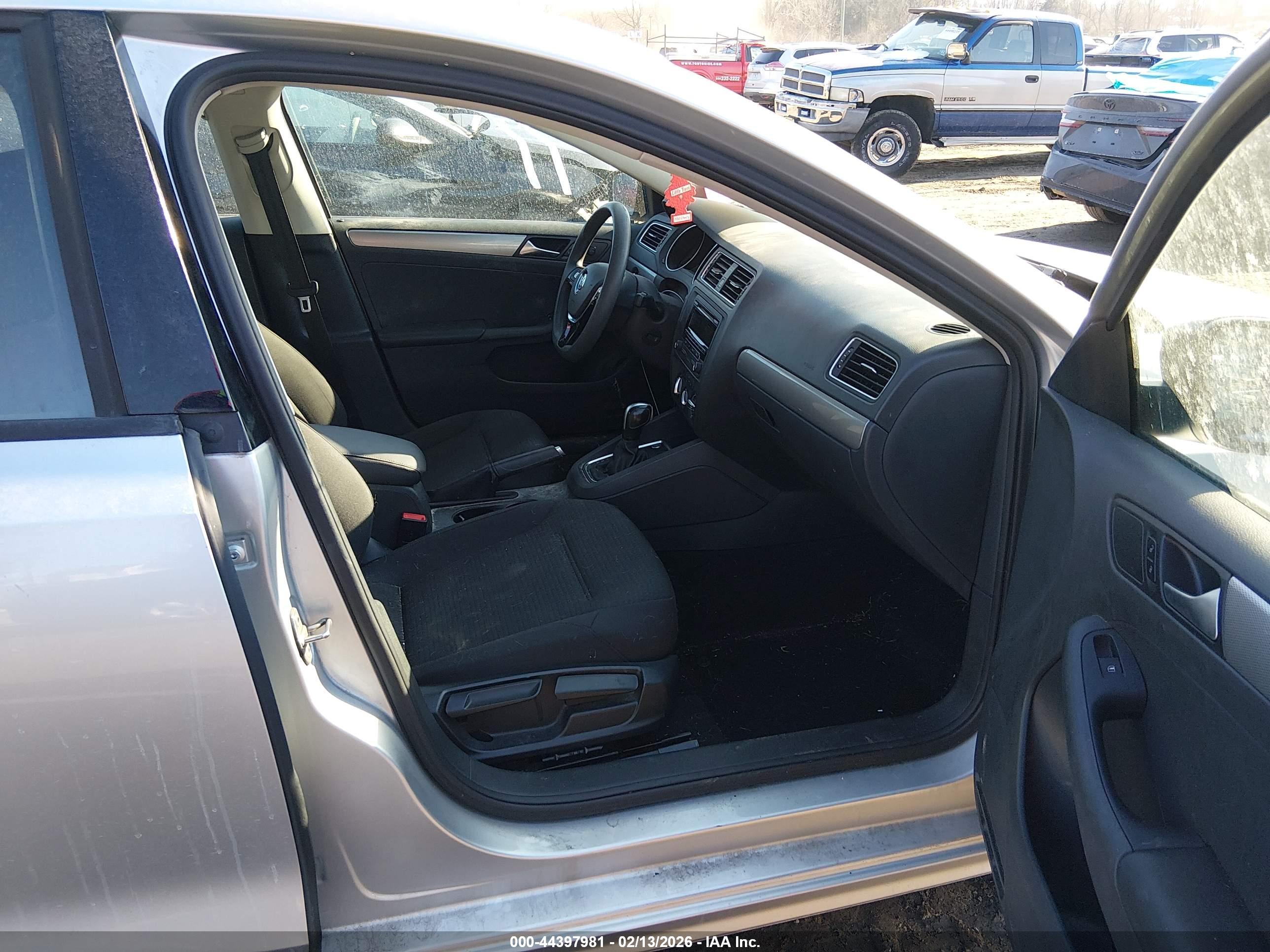 VOLKSWAGEN JETTA image 5