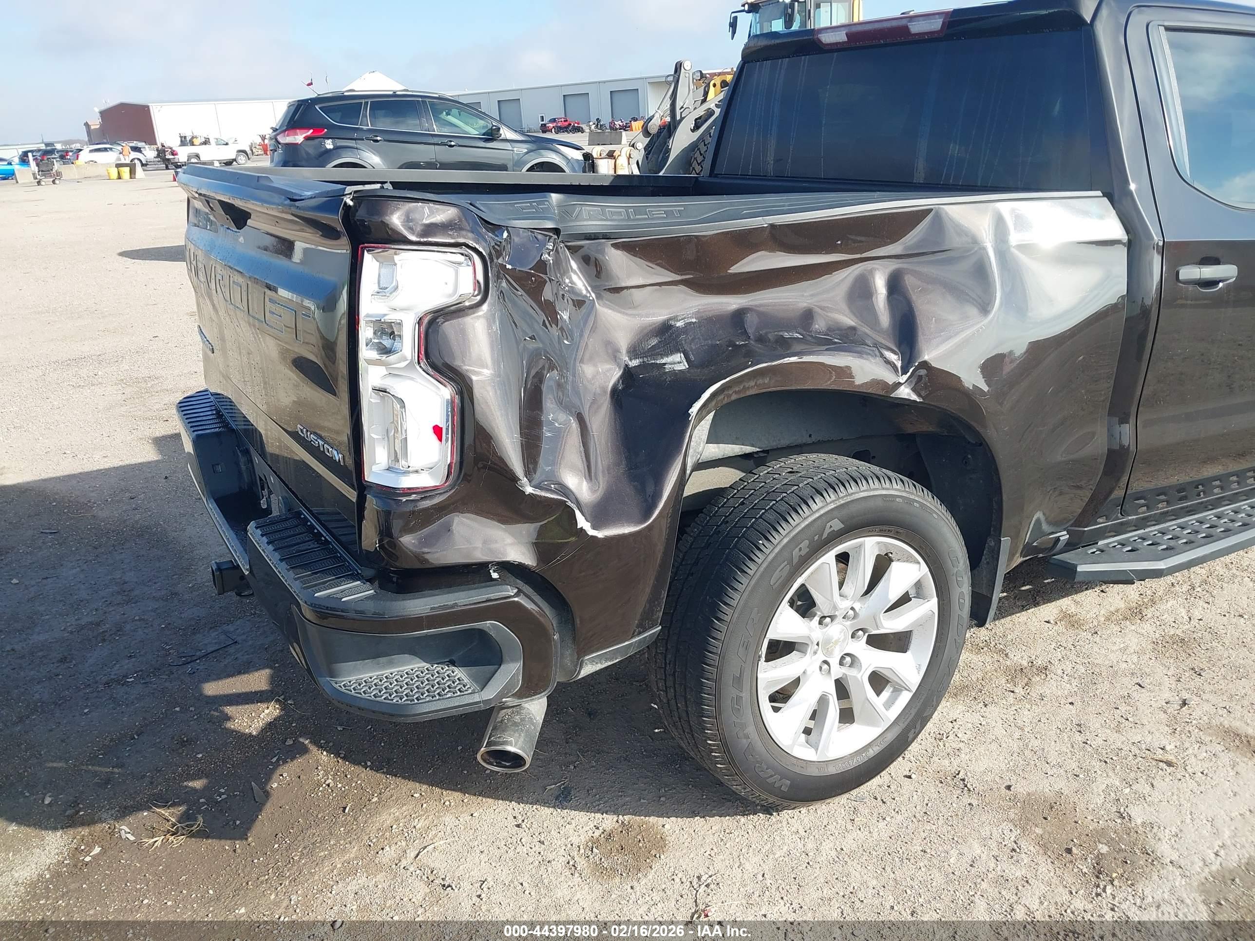 CHEVROLET SILVERADO image 6