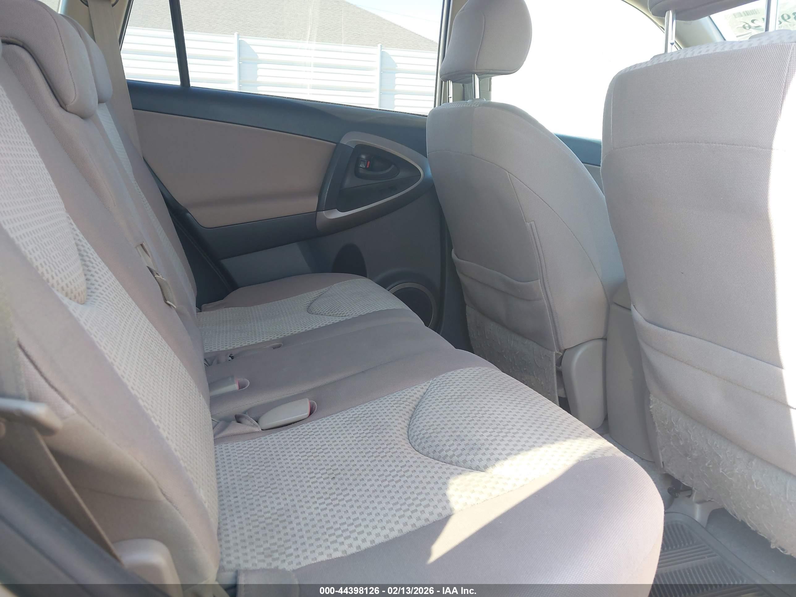 TOYOTA RAV4 image 8