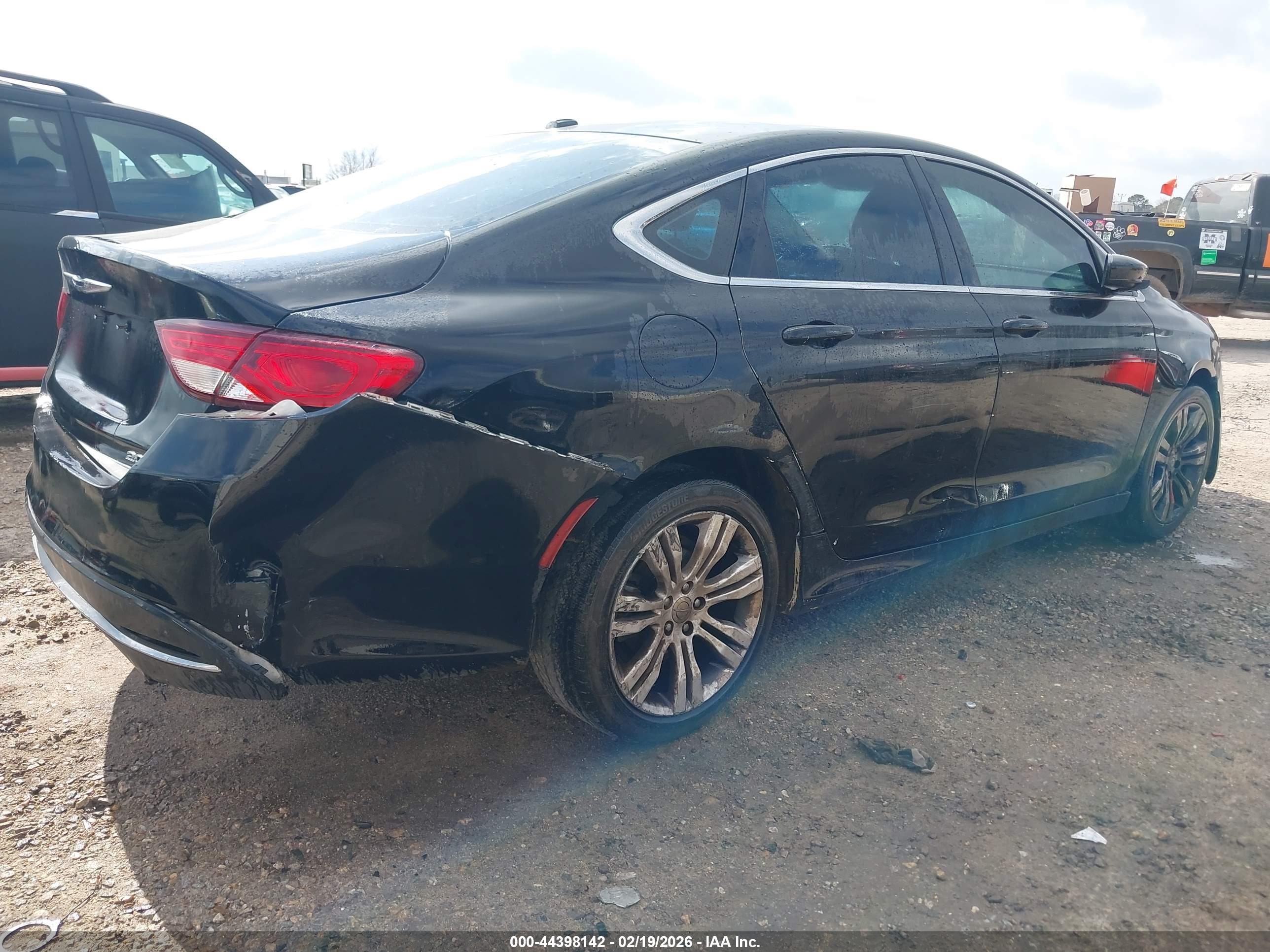 CHRYSLER 200 image 4