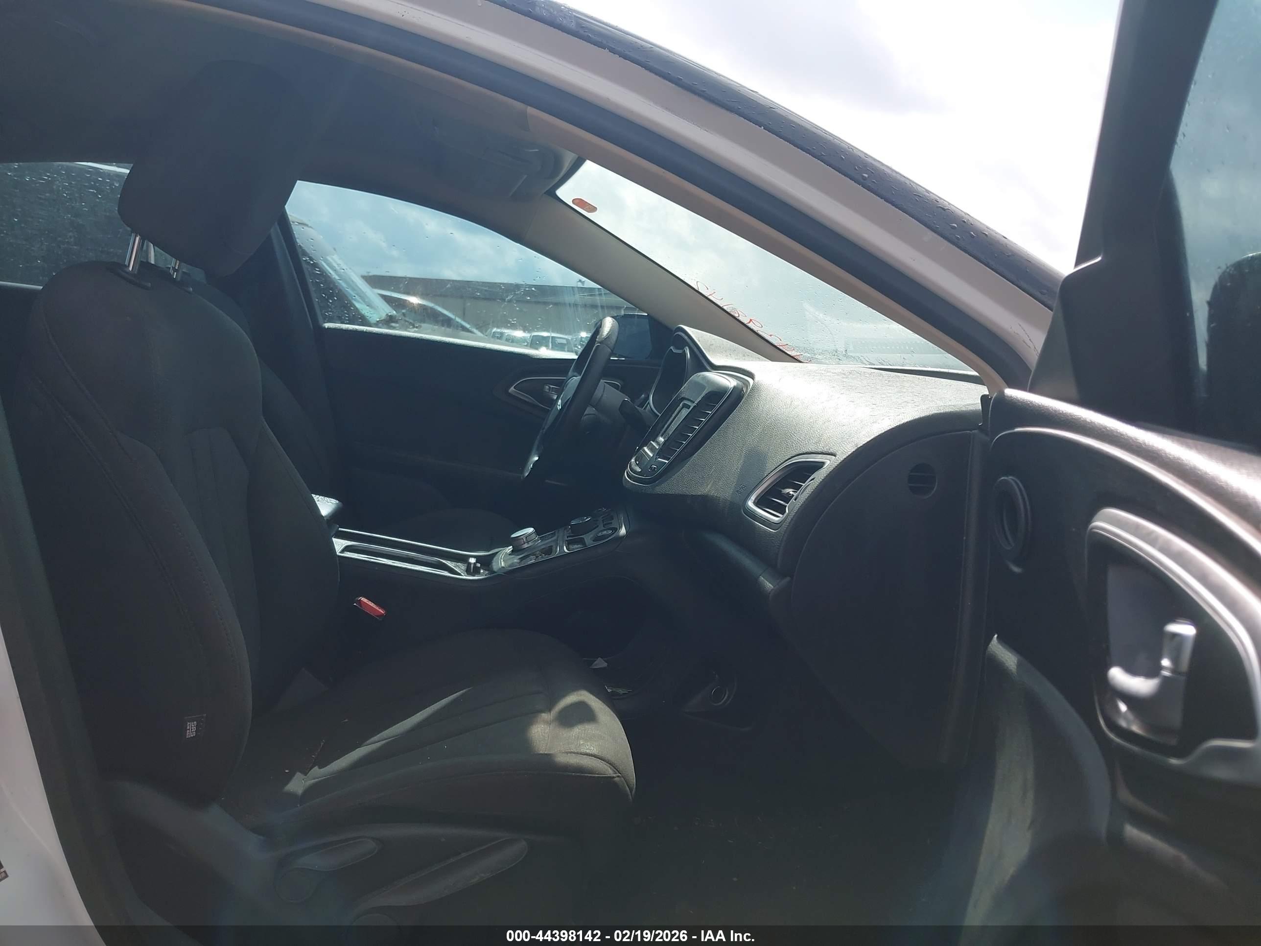 CHRYSLER 200 image 5