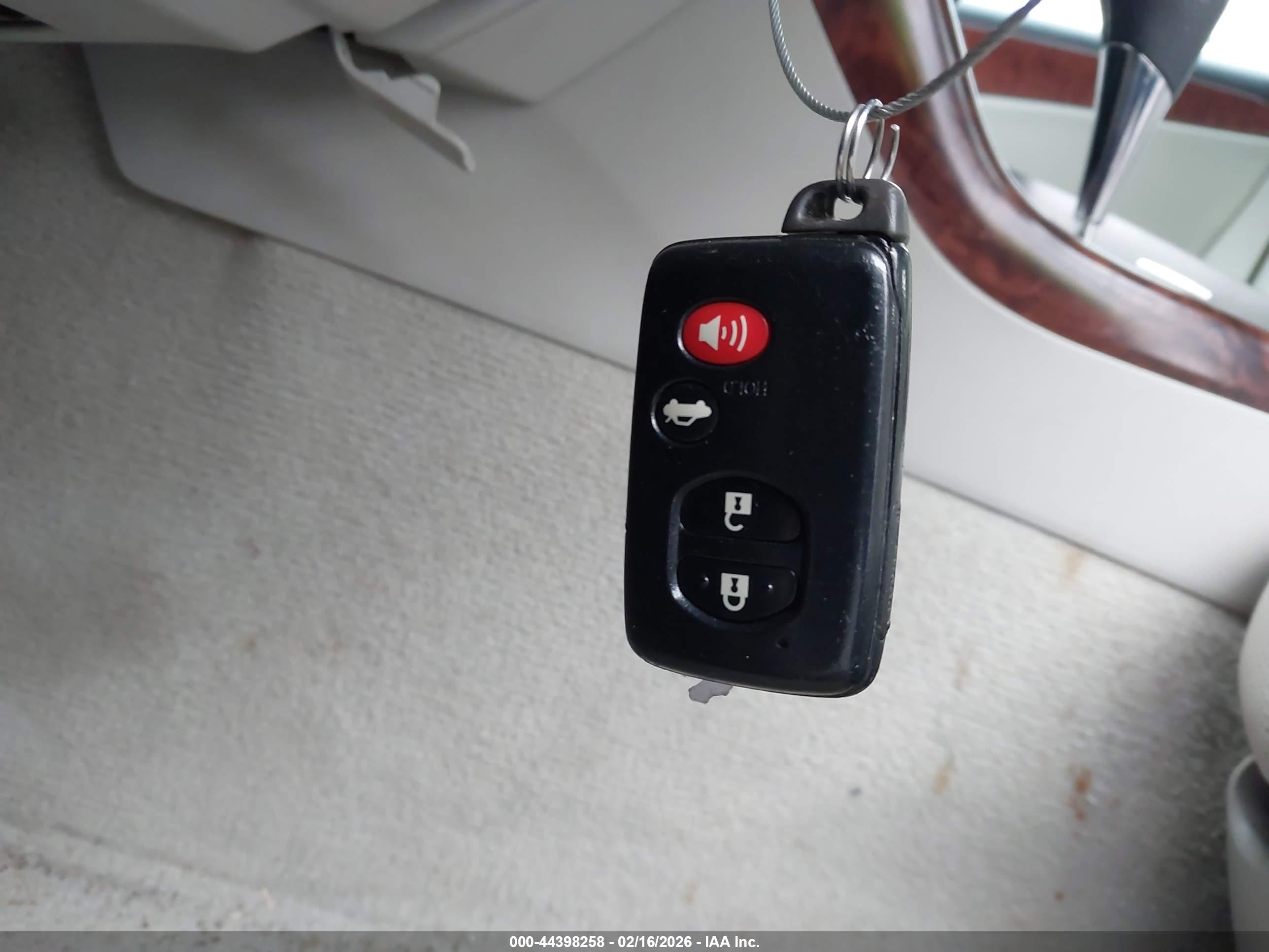 TOYOTA AVALON image 11