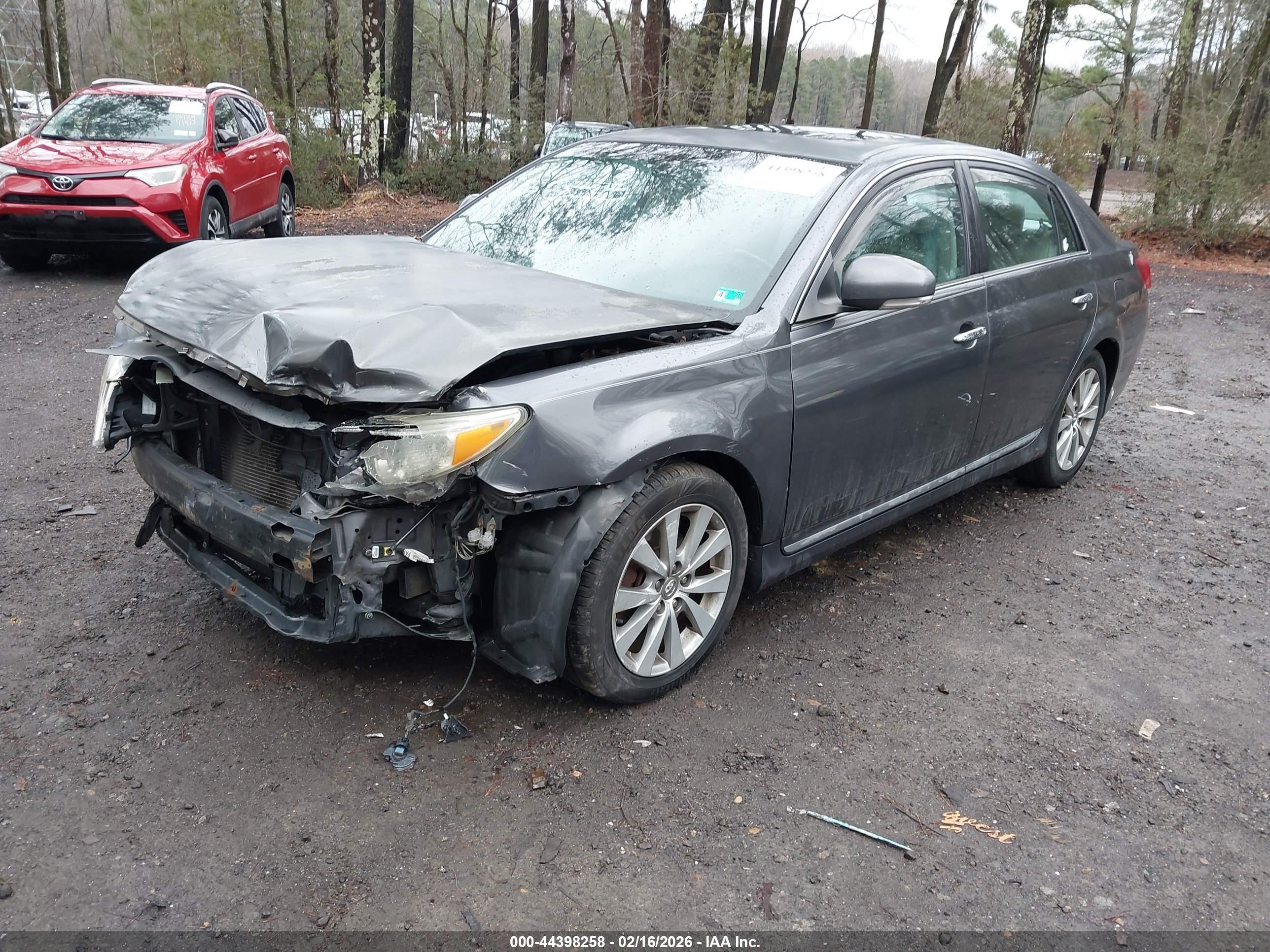 TOYOTA AVALON image 2