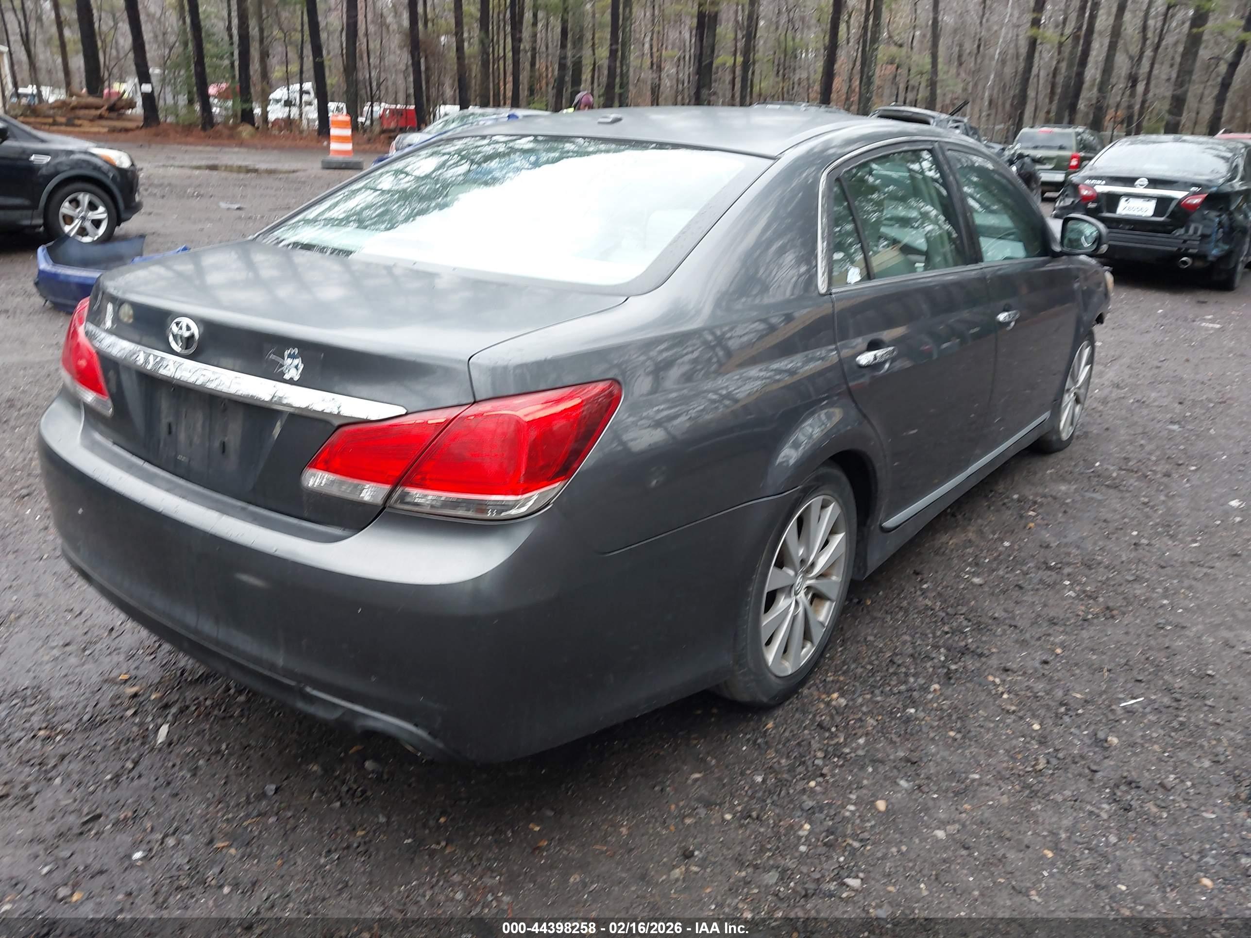TOYOTA AVALON image 4