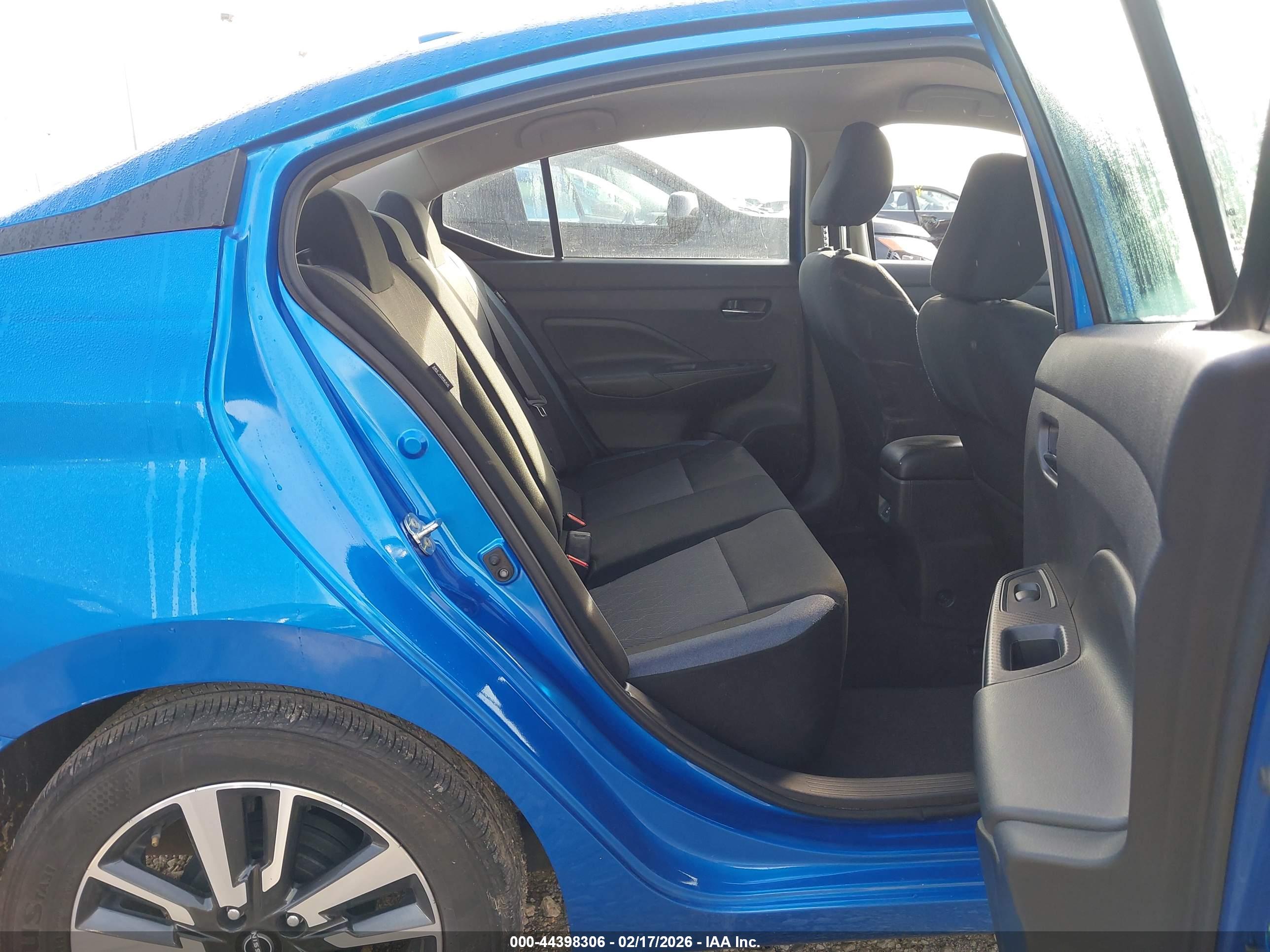 NISSAN VERSA image 8