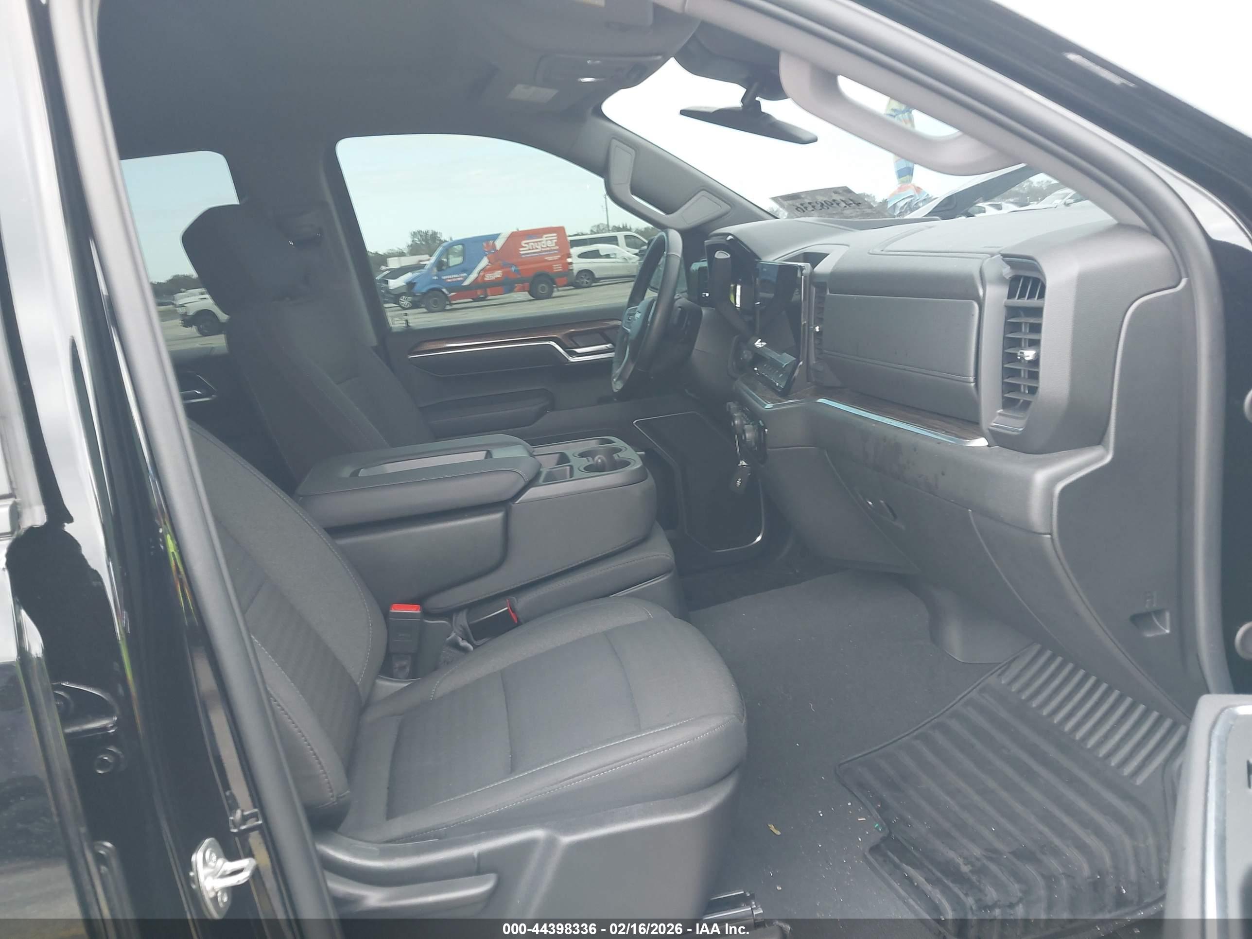 CHEVROLET SILVERADO image 5