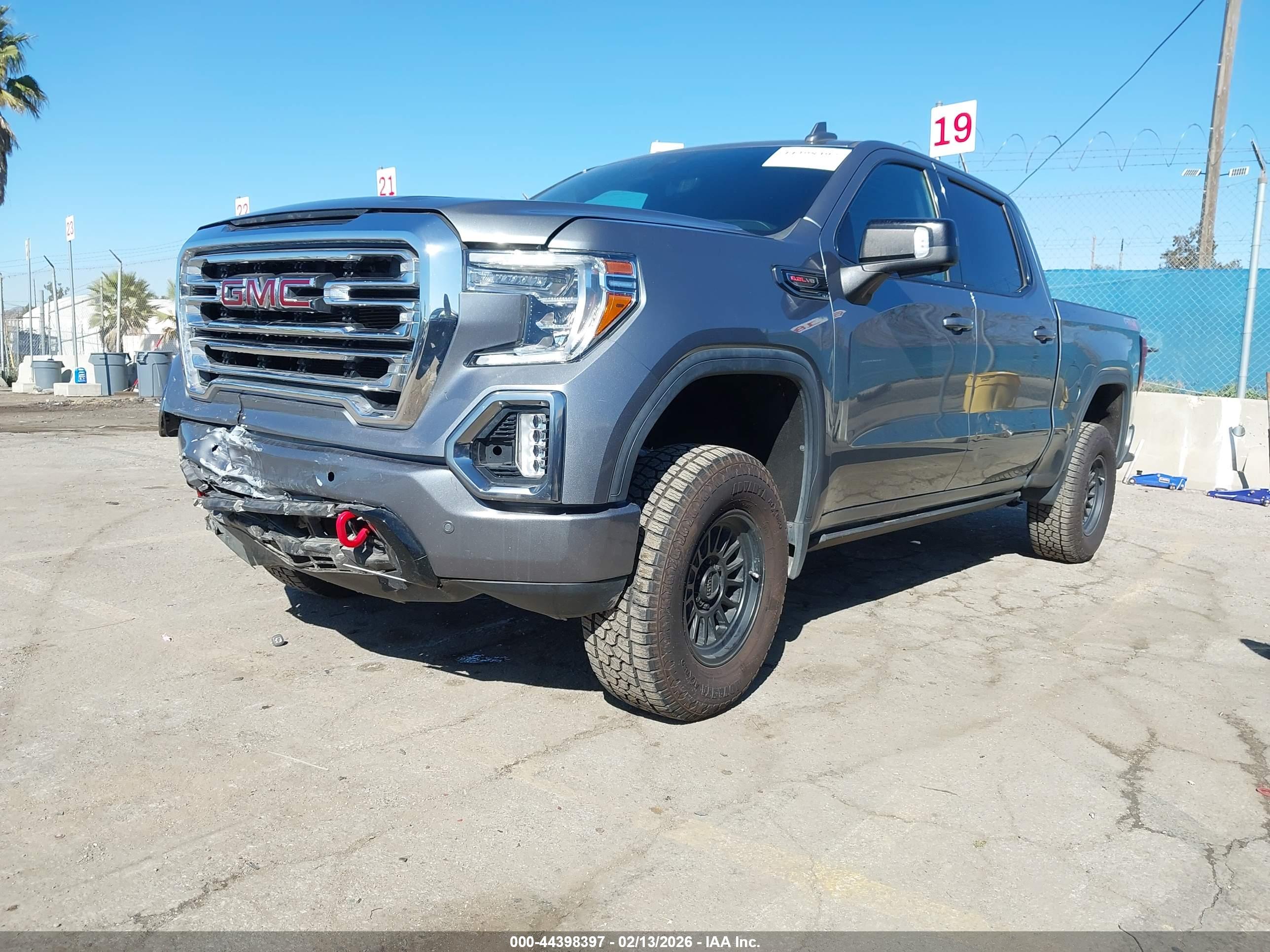 GMC SIERRA image 2