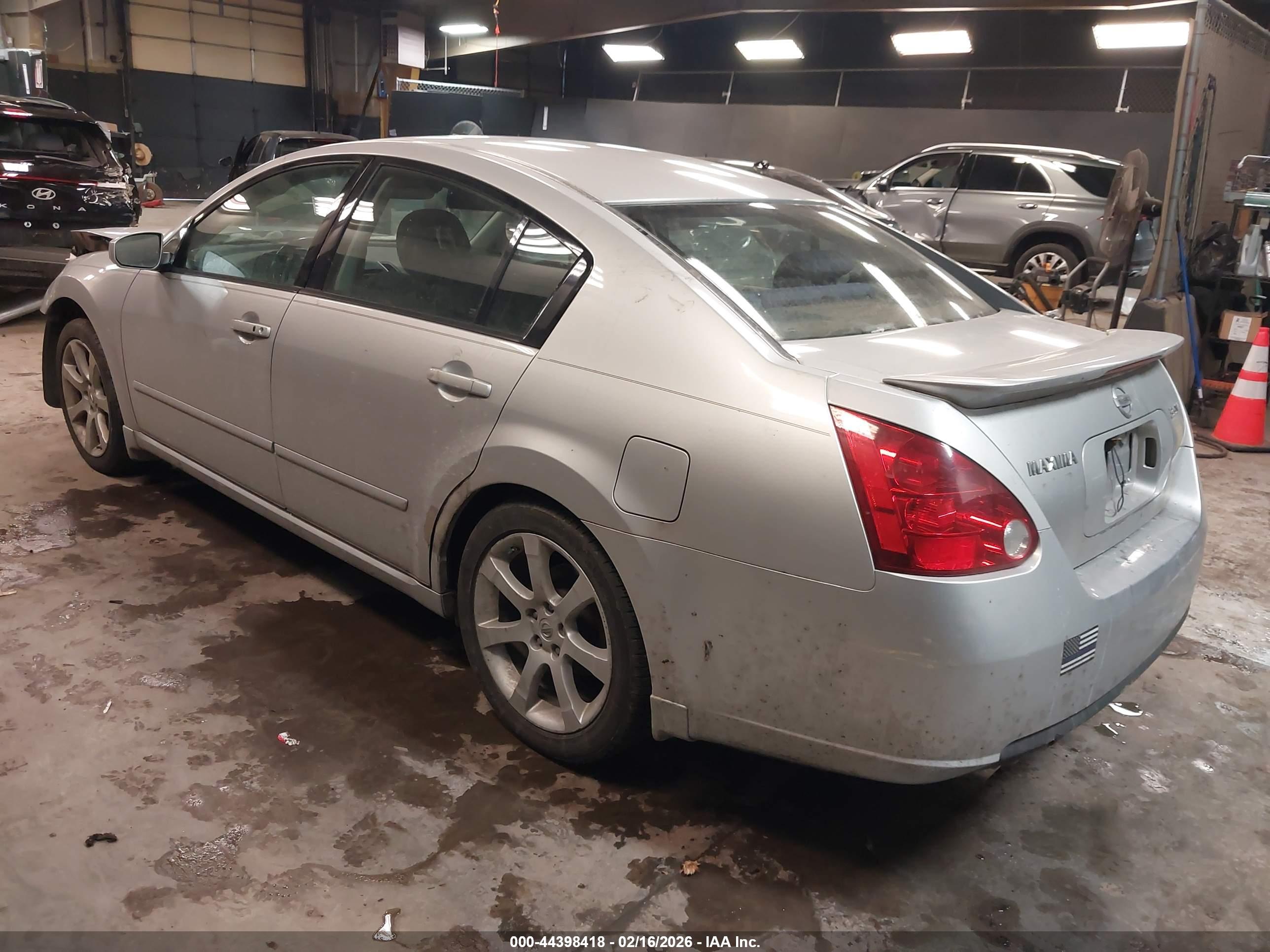 NISSAN MAXIMA image 3