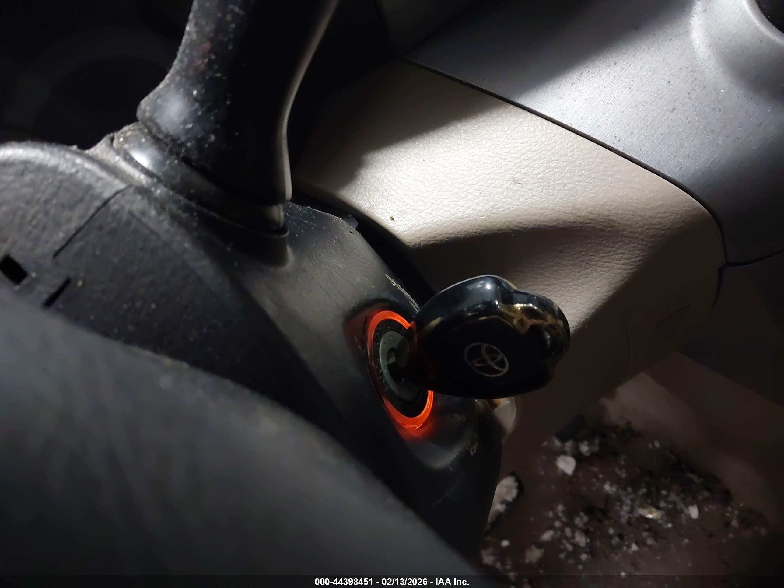 TOYOTA RAV4 image 11