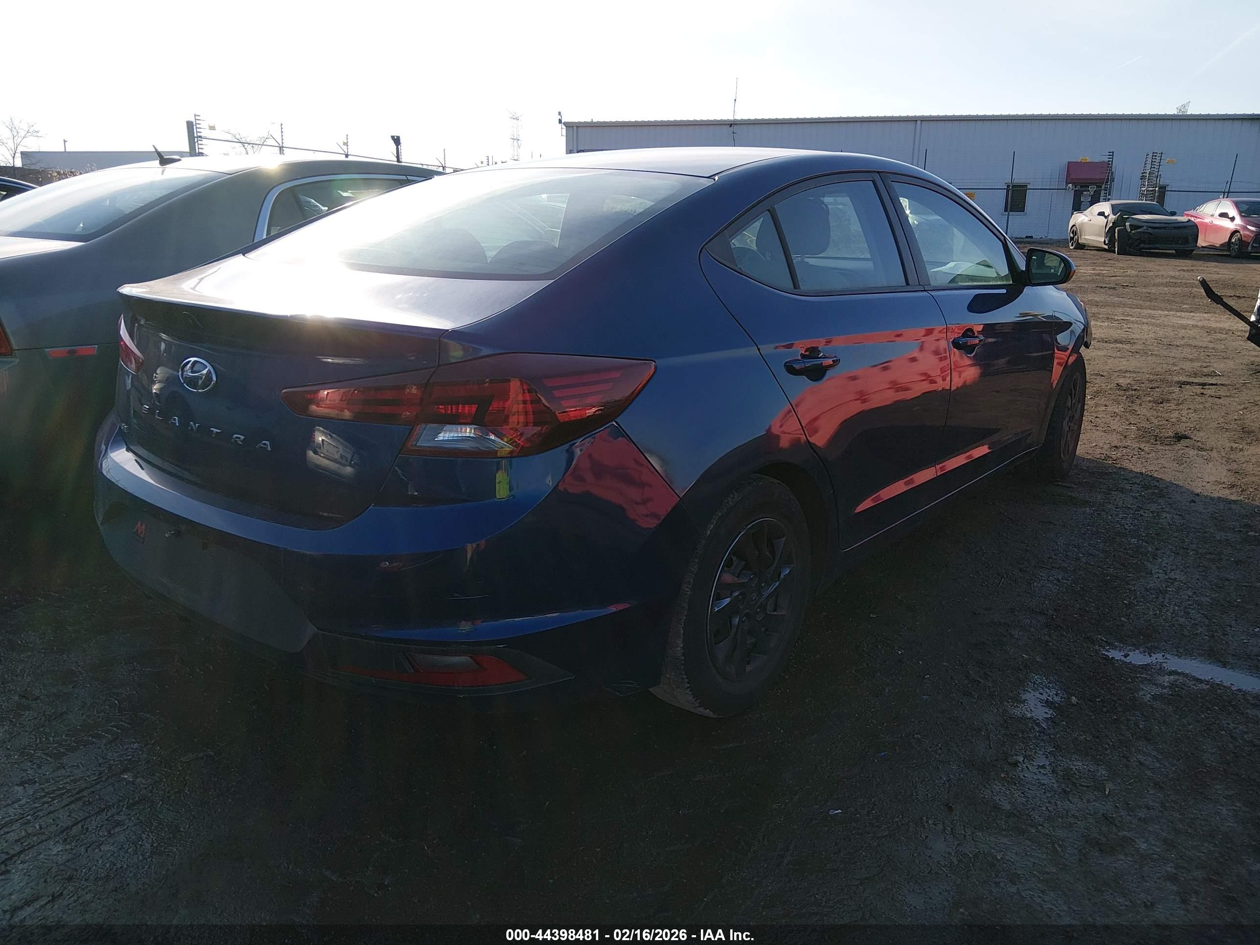 HYUNDAI ELANTRA image 4