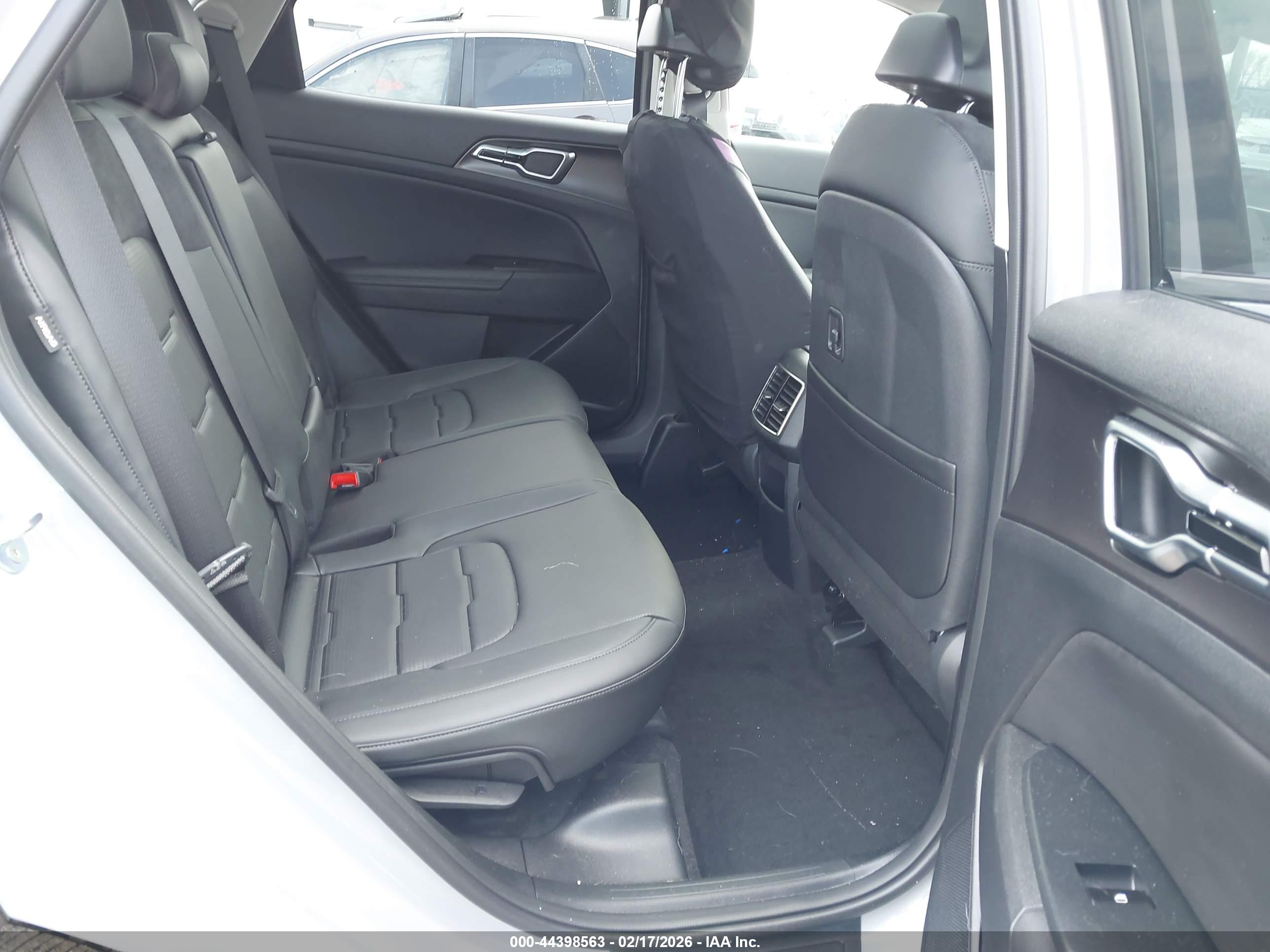 KIA SPORTAGE image 8