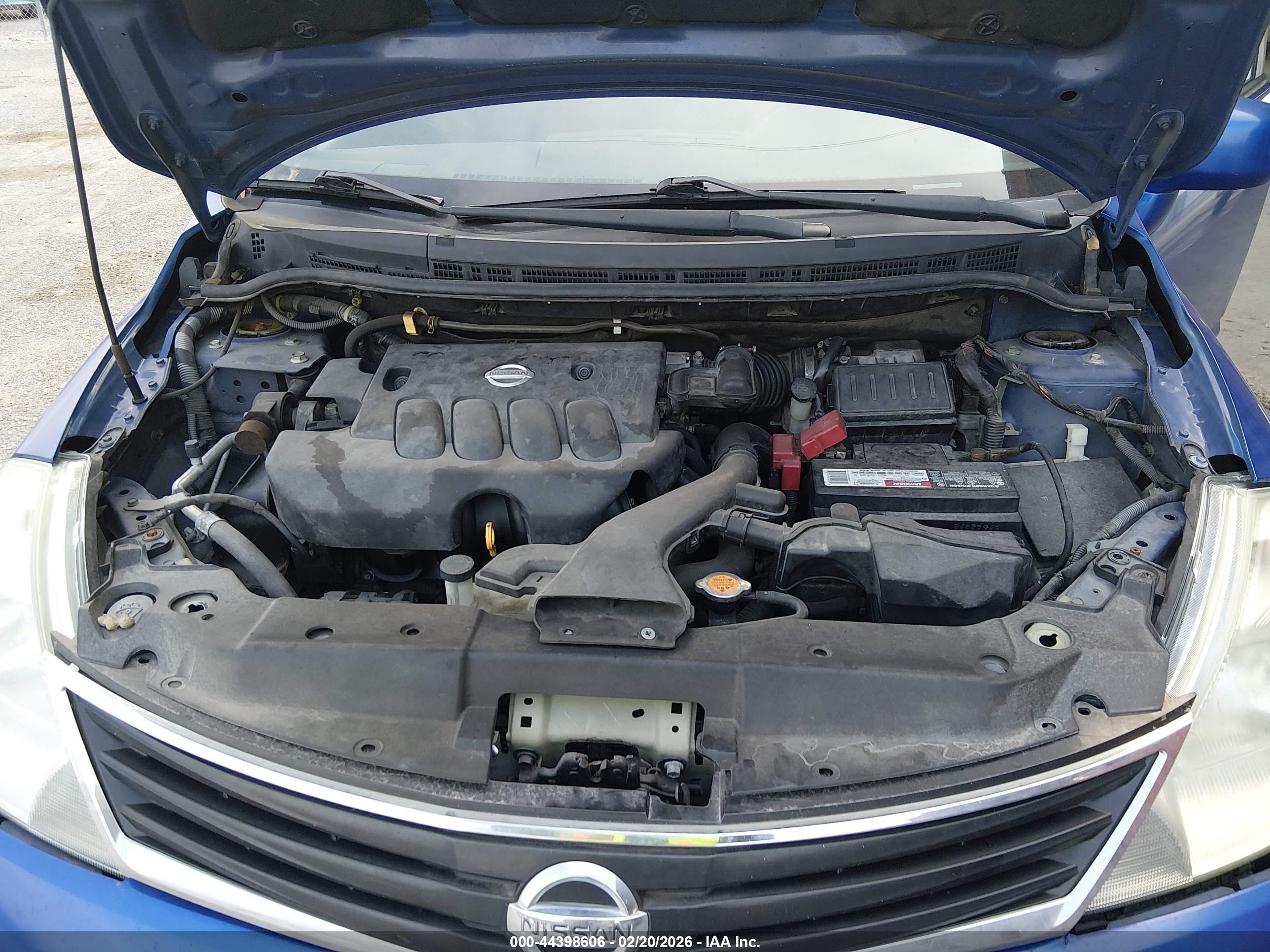 NISSAN VERSA image 10