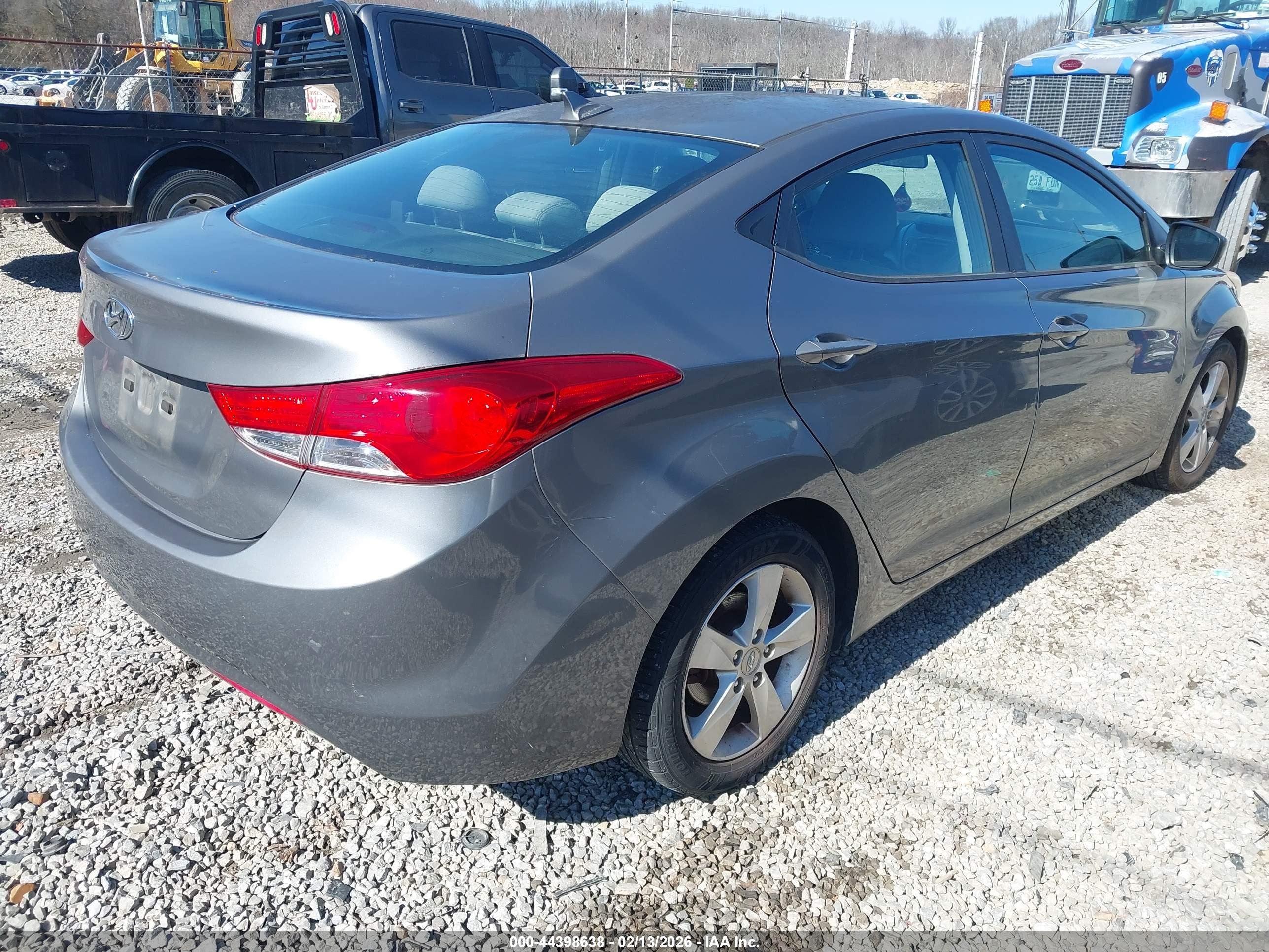 HYUNDAI ELANTRA image 4