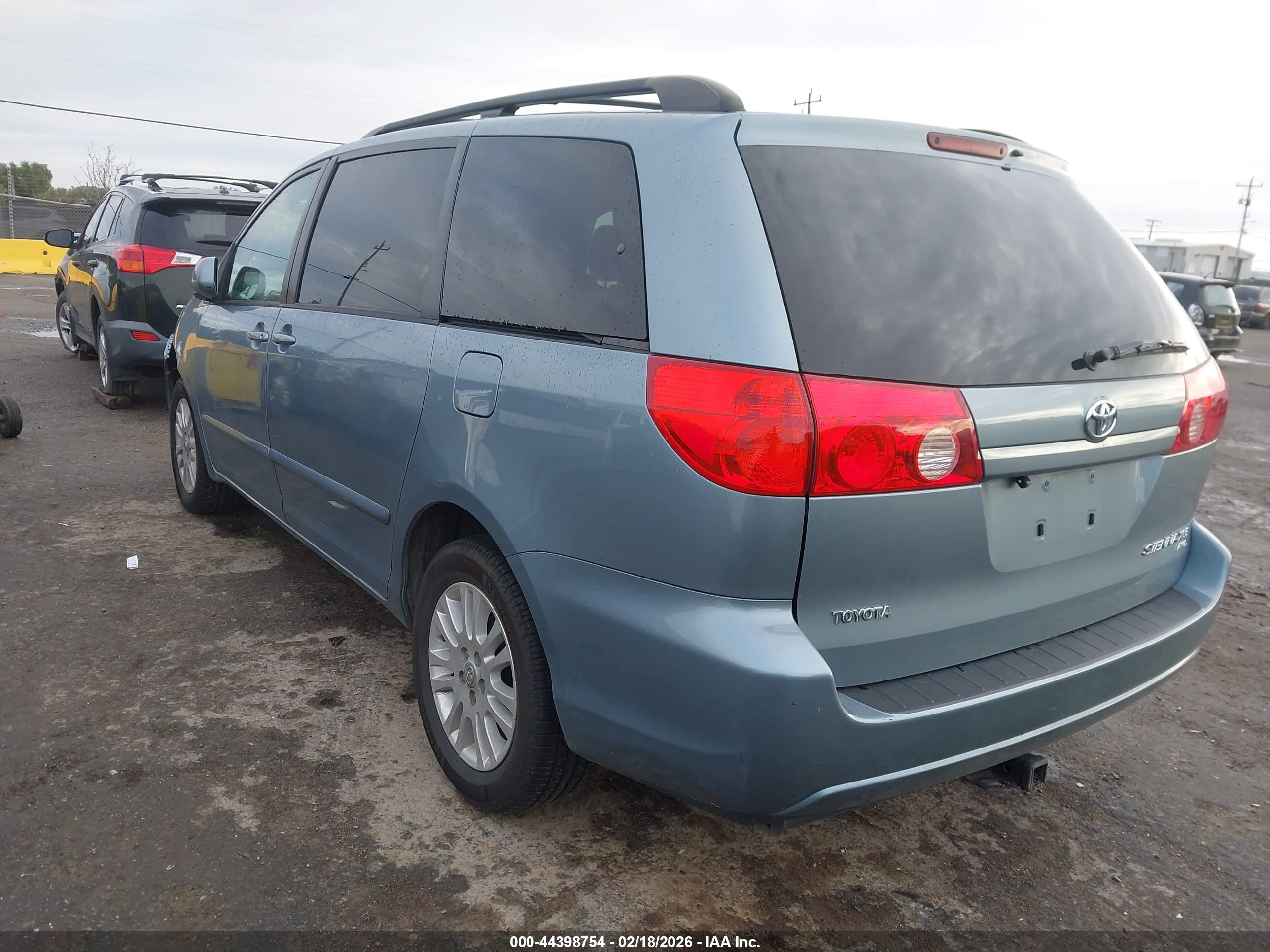 TOYOTA SIENNA image 3