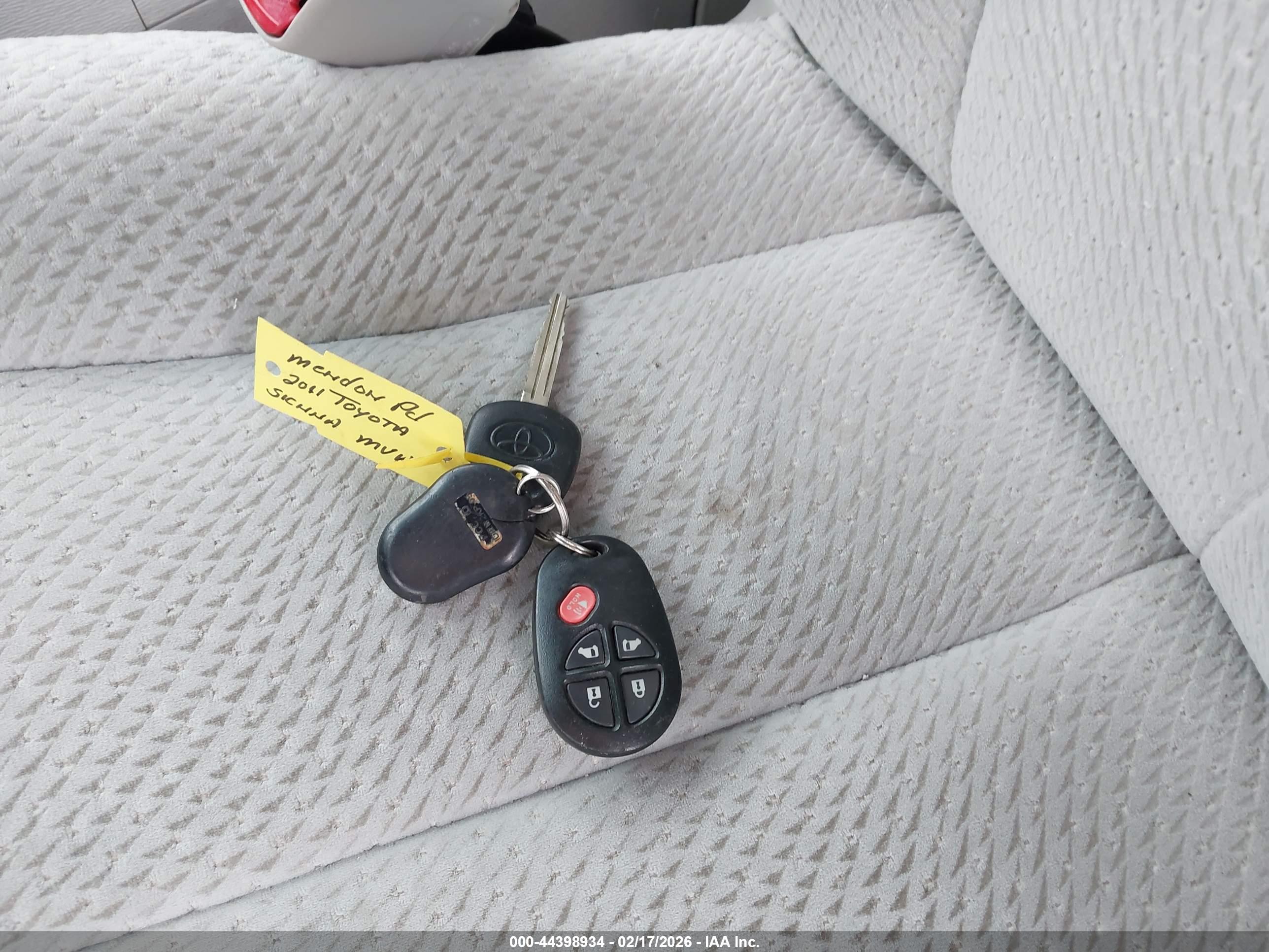TOYOTA SIENNA image 11