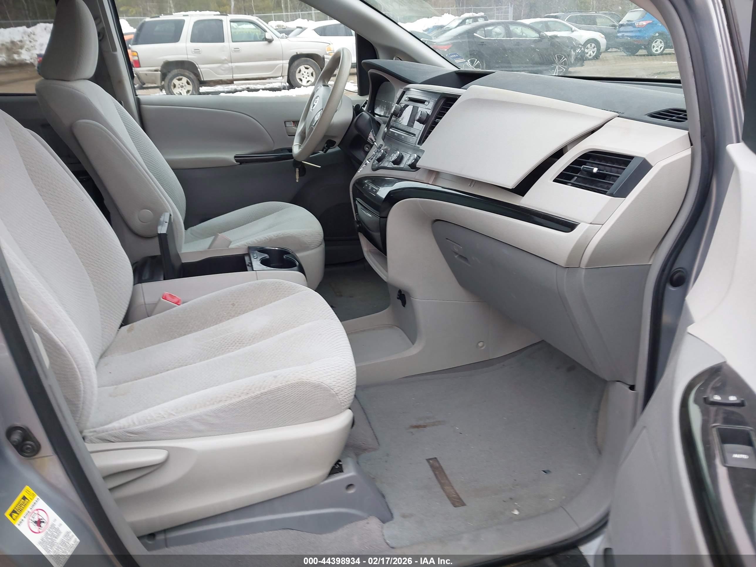 TOYOTA SIENNA image 5
