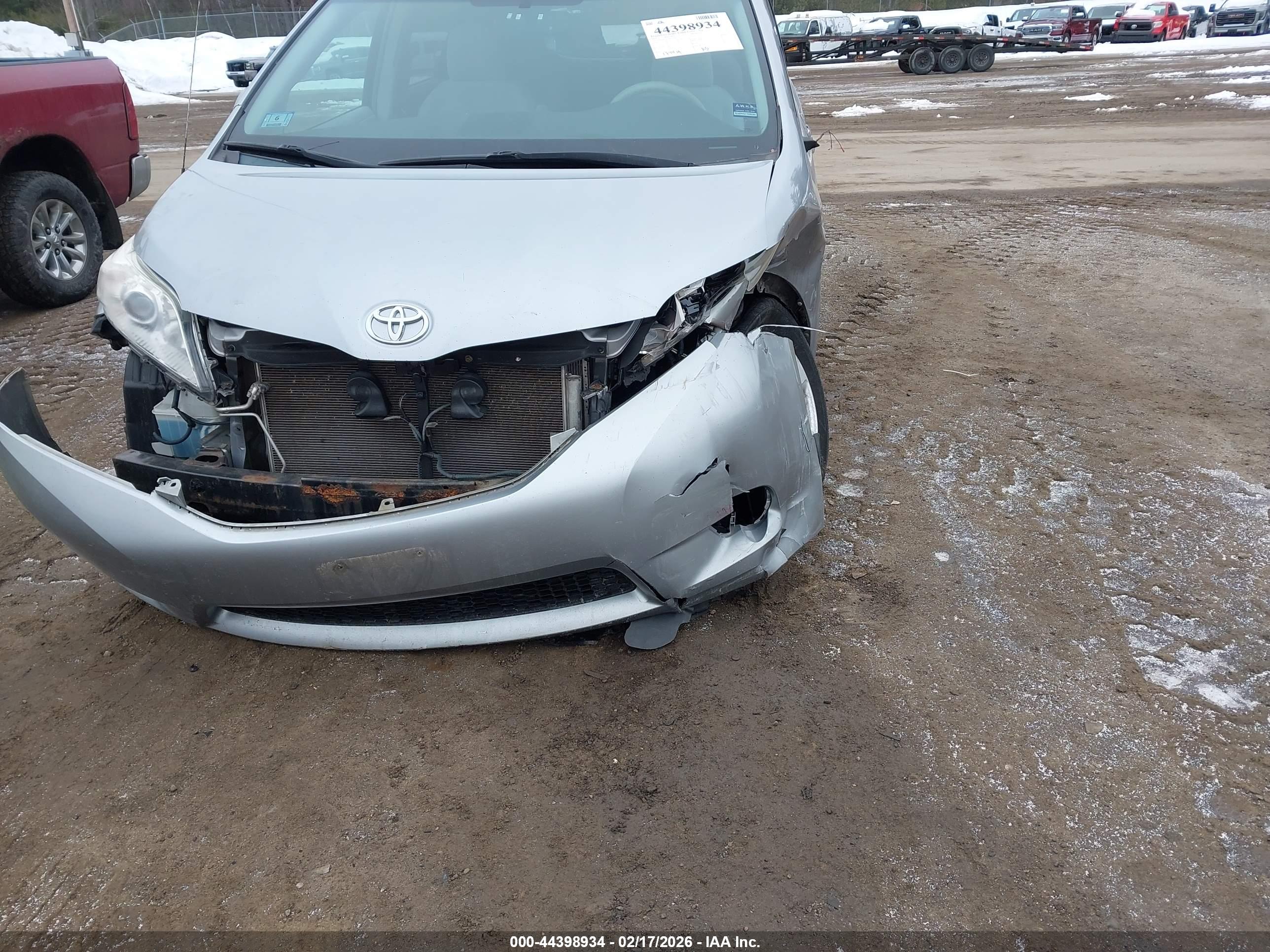TOYOTA SIENNA image 6