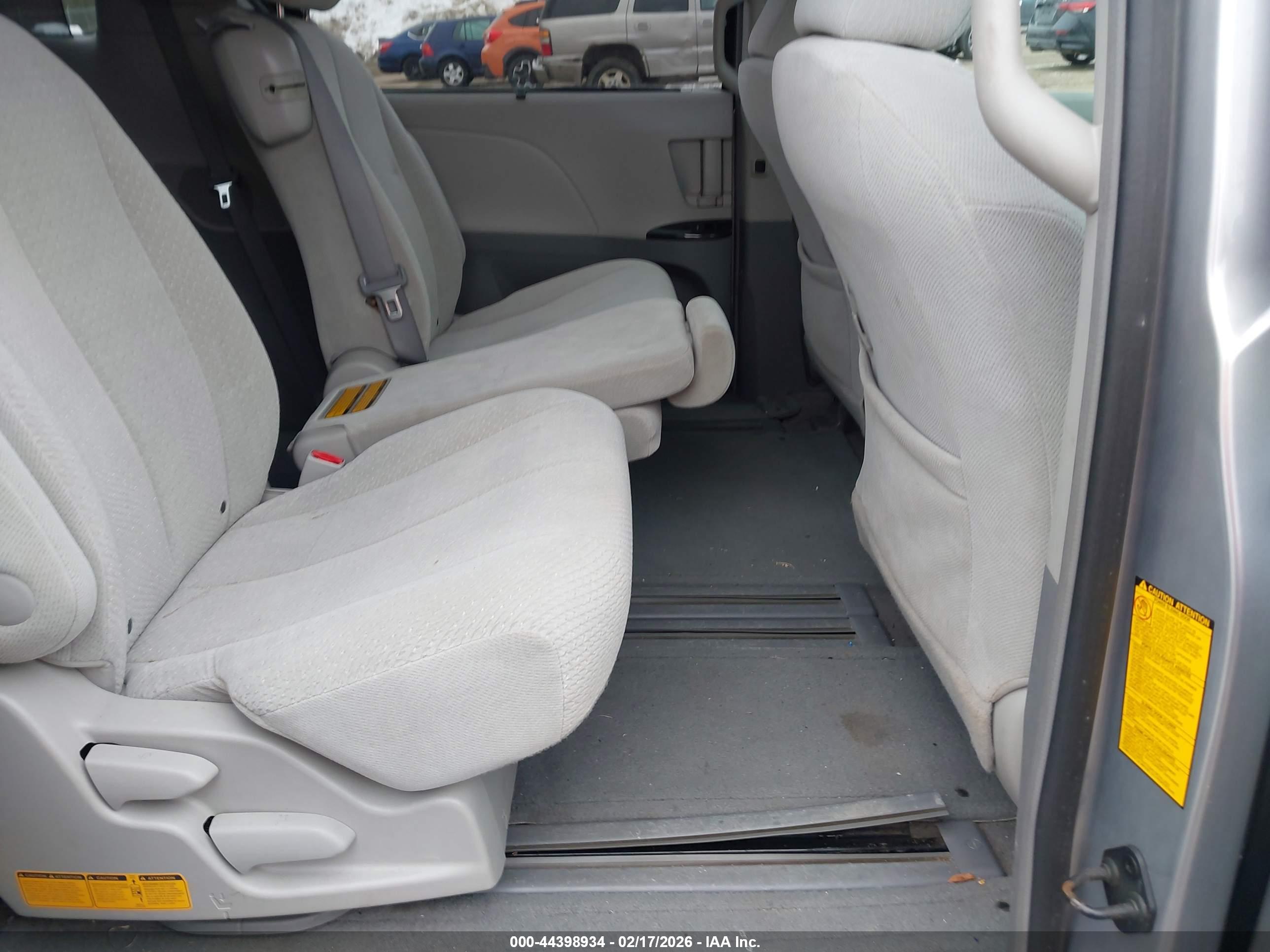 TOYOTA SIENNA image 8