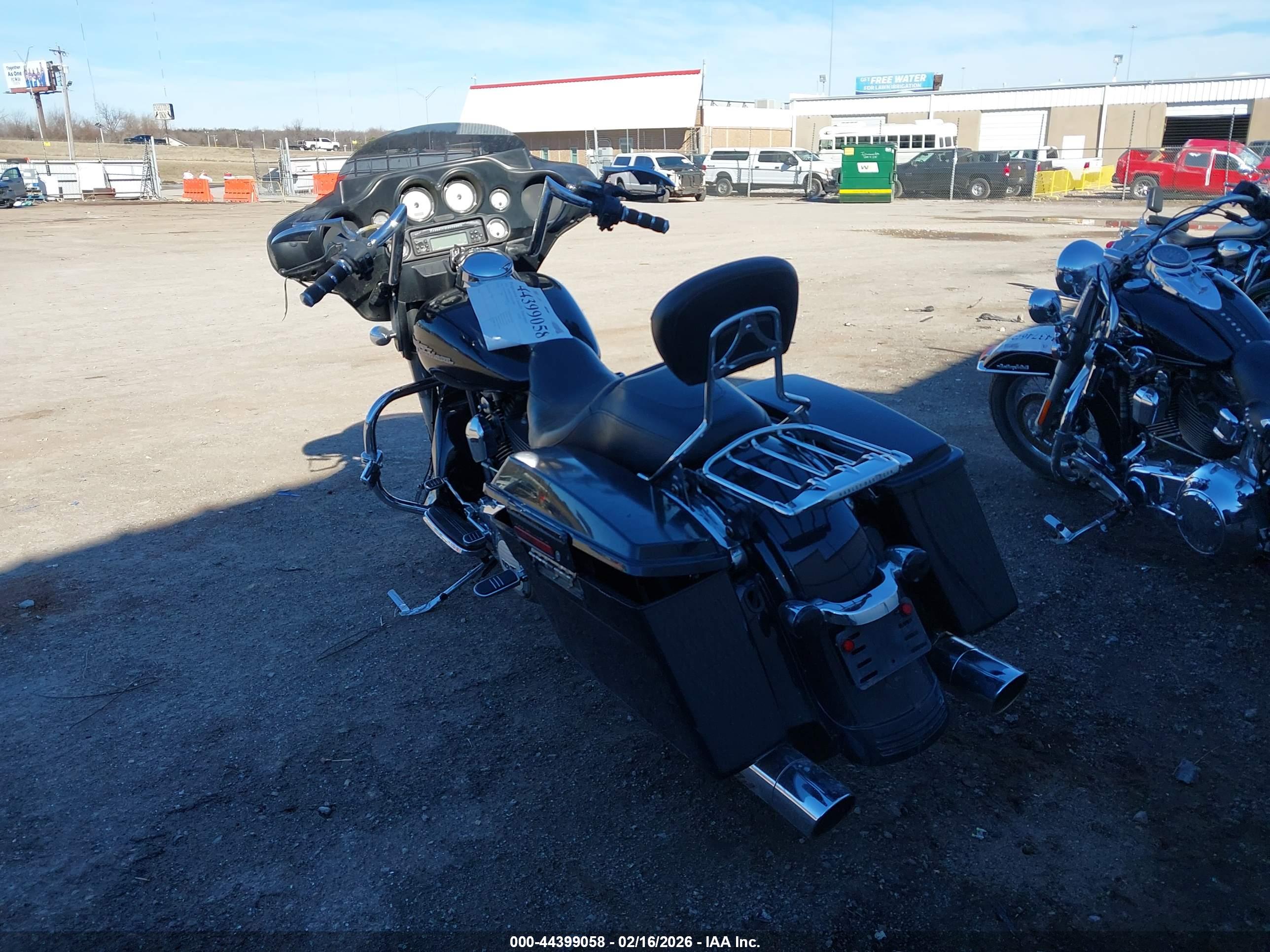 HARLEY-DAVIDSON FLHX image 3