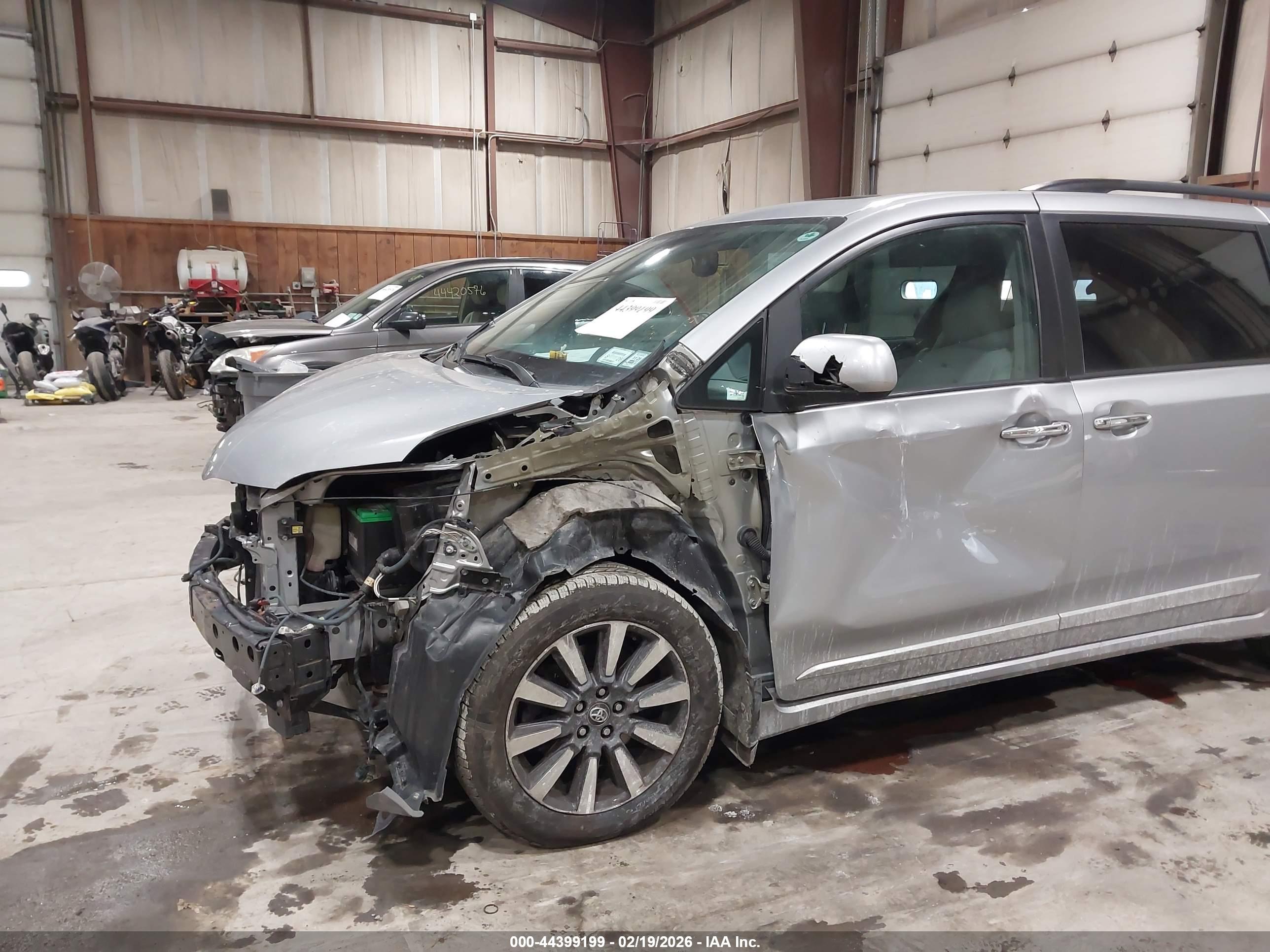 TOYOTA SIENNA image 6