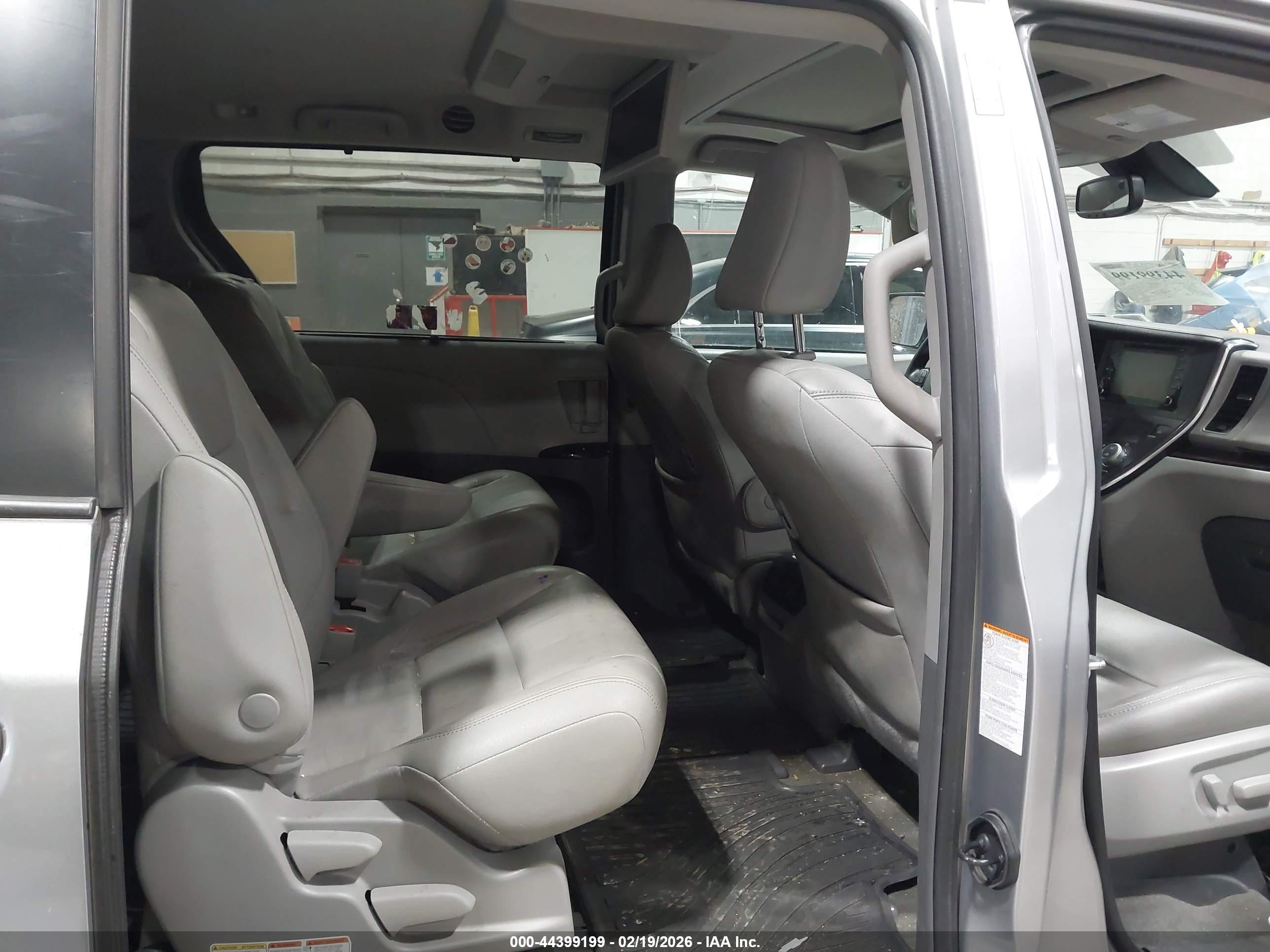 TOYOTA SIENNA image 8