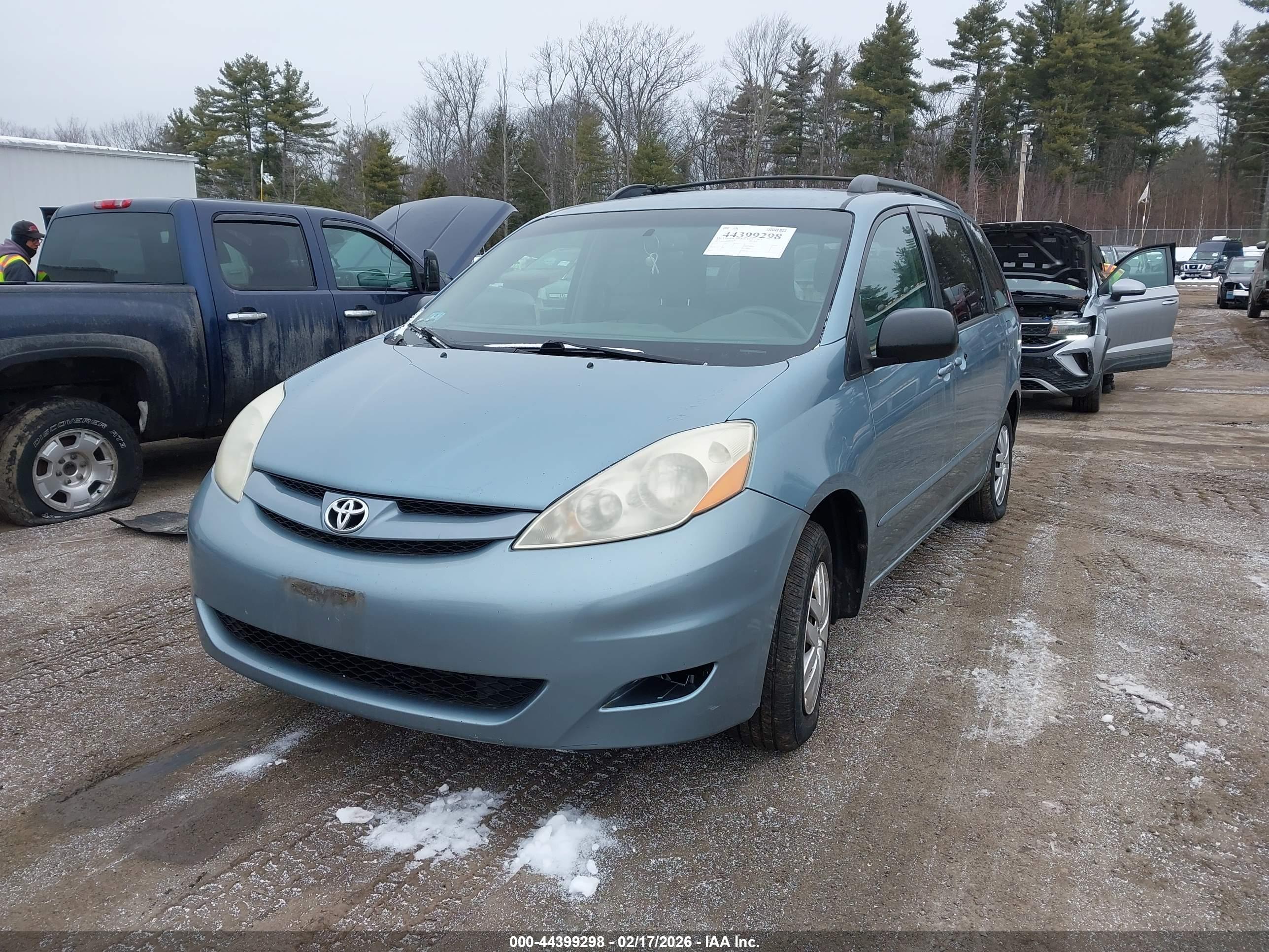 TOYOTA SIENNA image 2