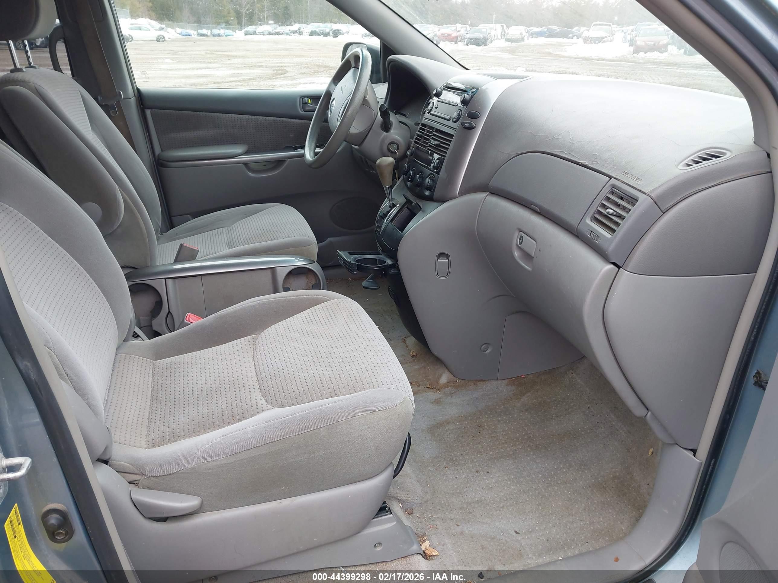TOYOTA SIENNA image 5