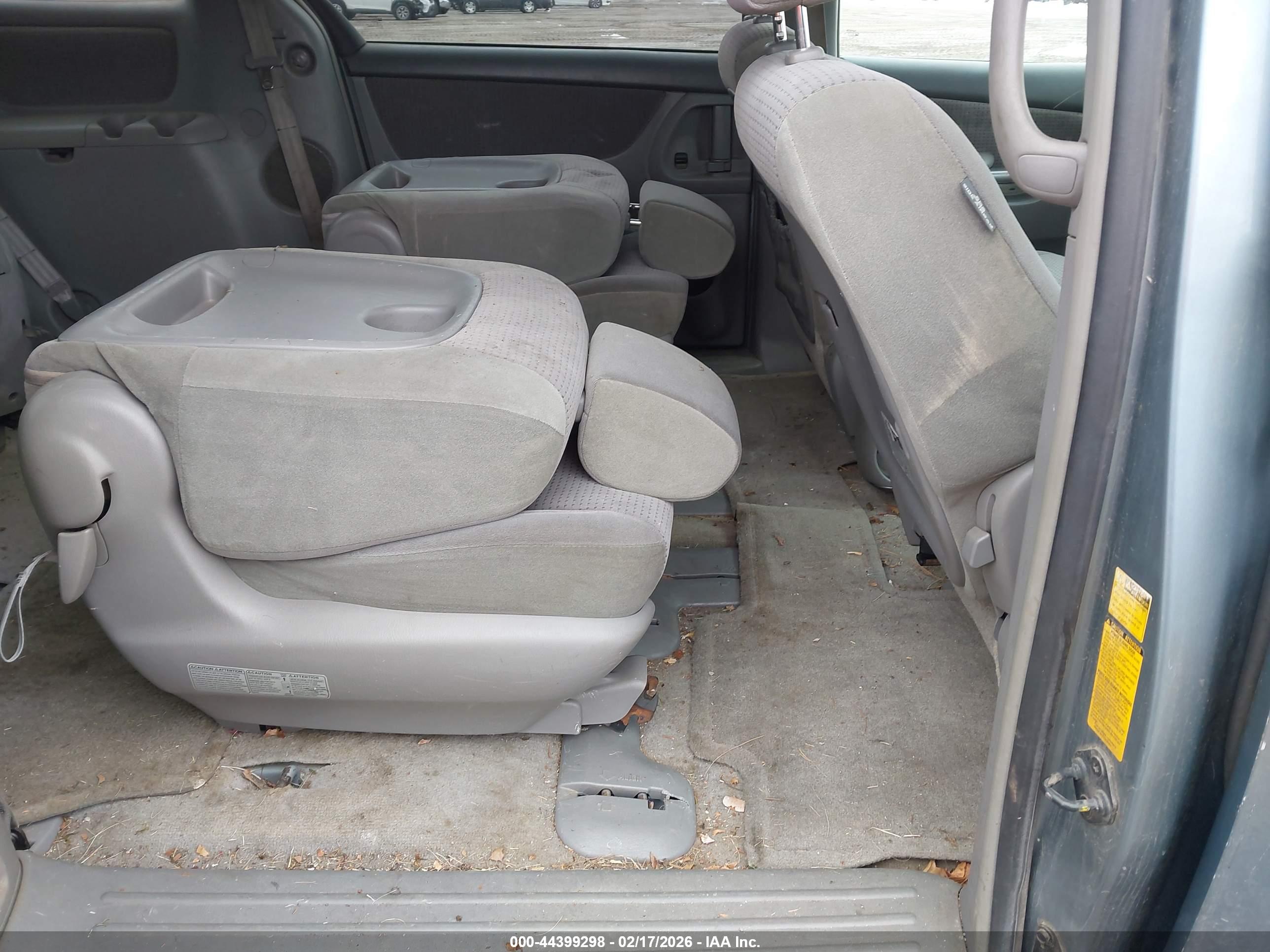 TOYOTA SIENNA image 8