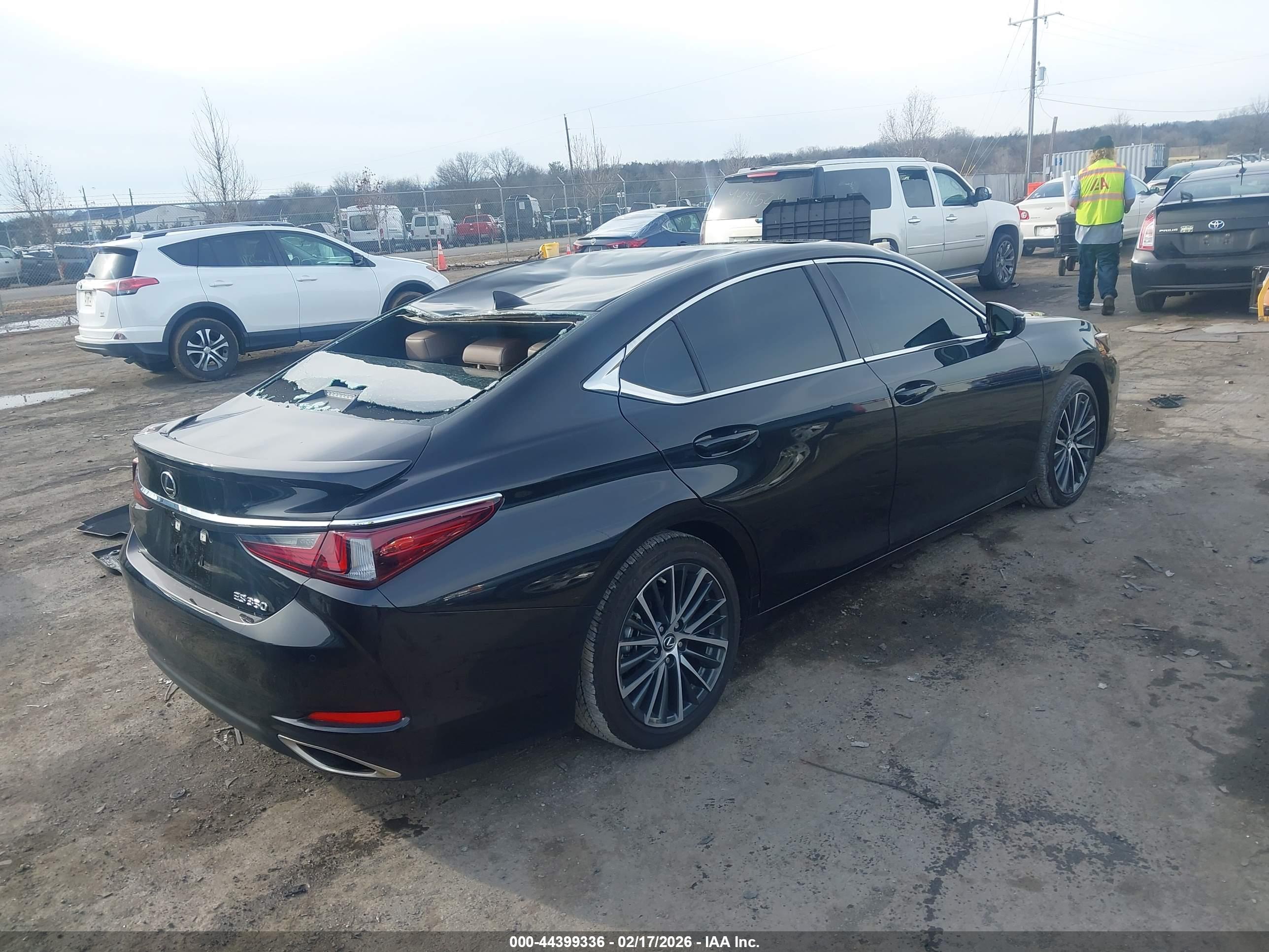 LEXUS ES image 4