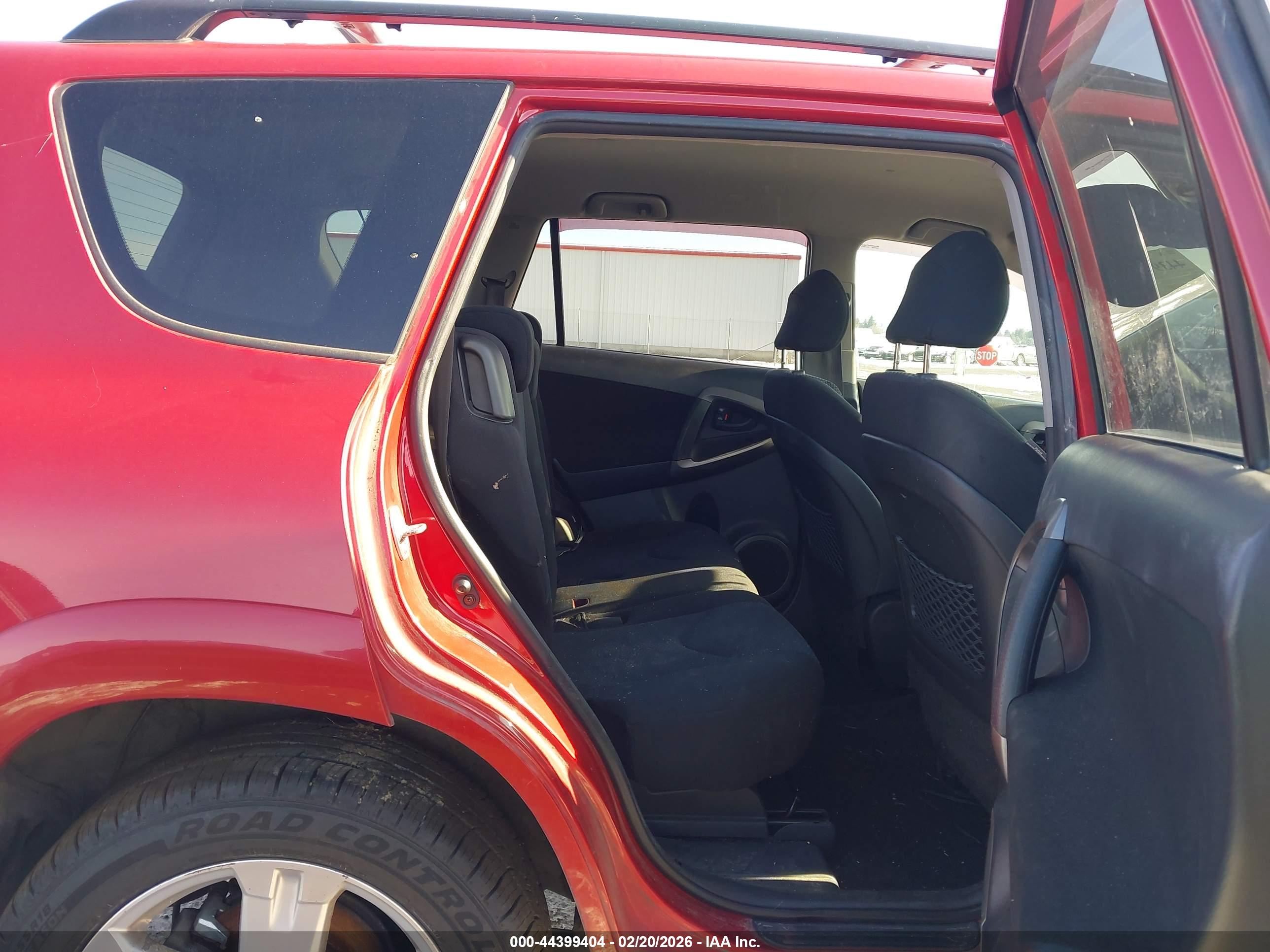 TOYOTA RAV4 image 8