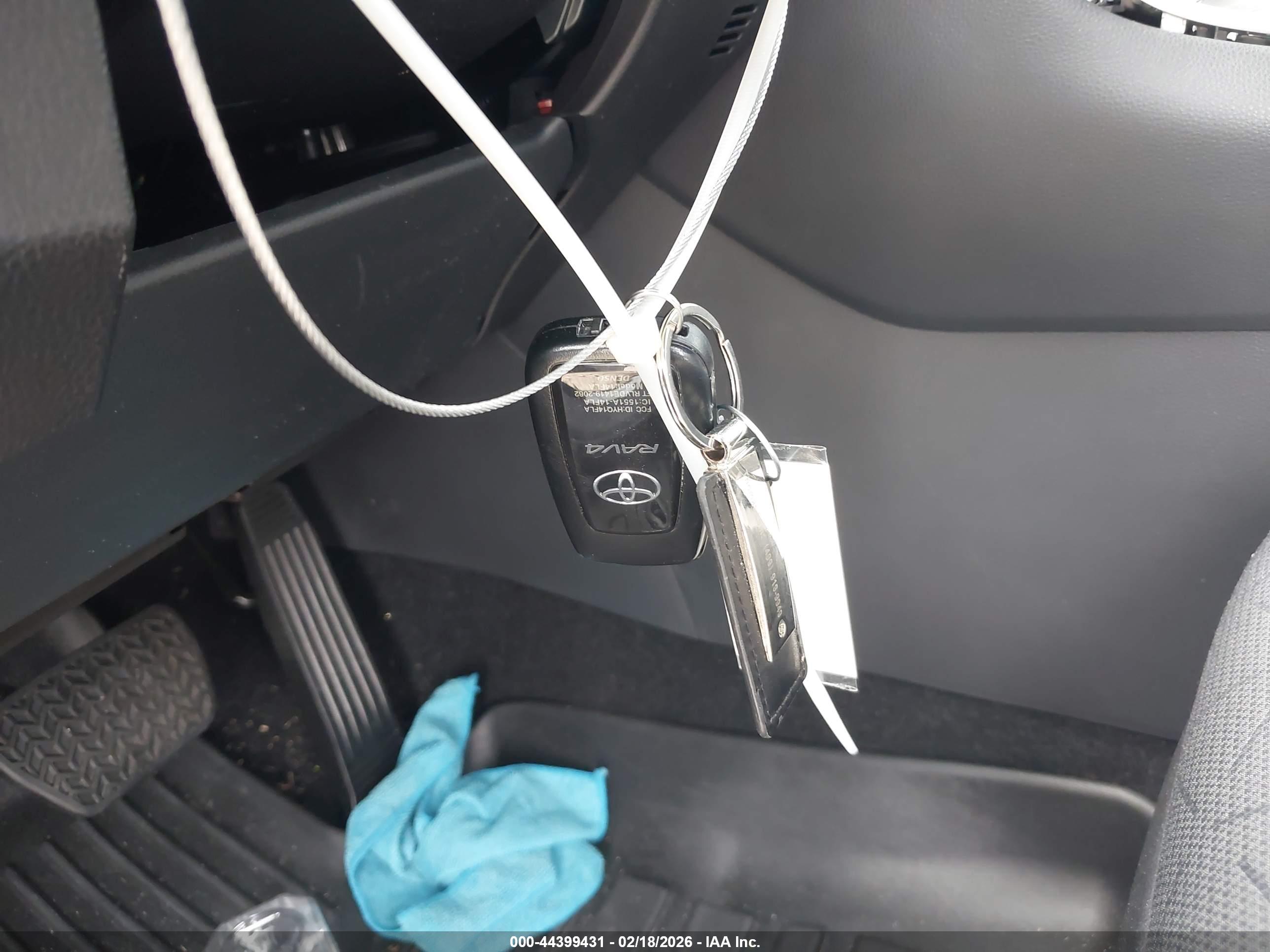 TOYOTA RAV4 image 11