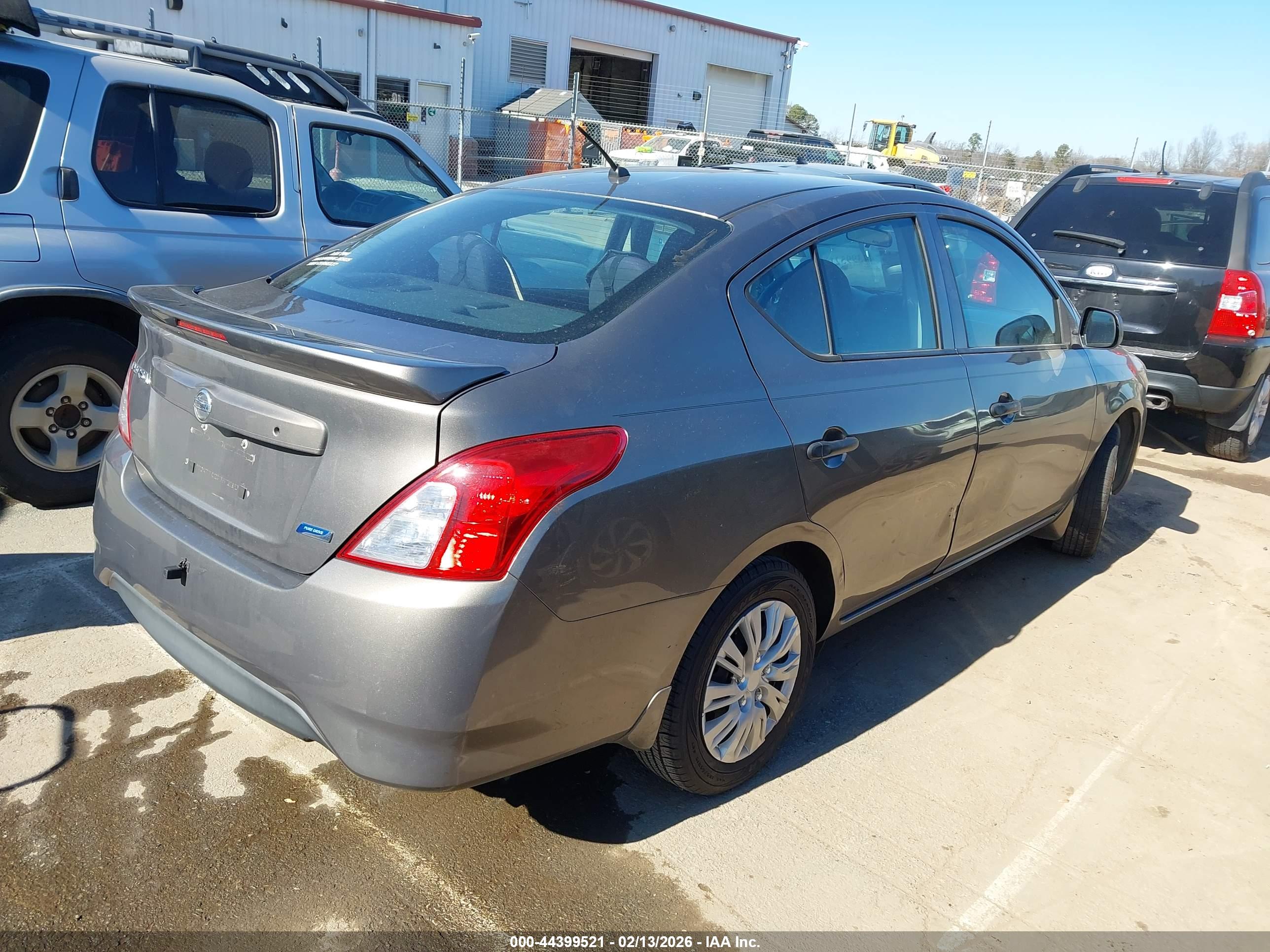 NISSAN VERSA image 4