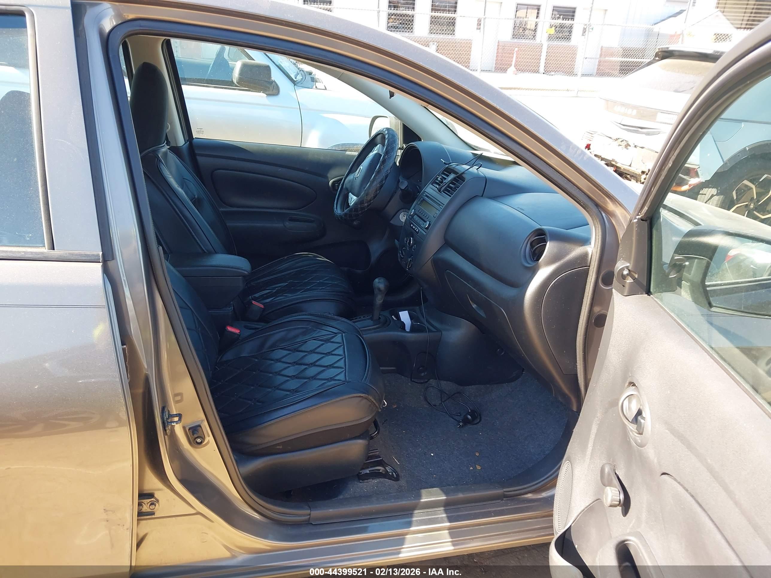 NISSAN VERSA image 5