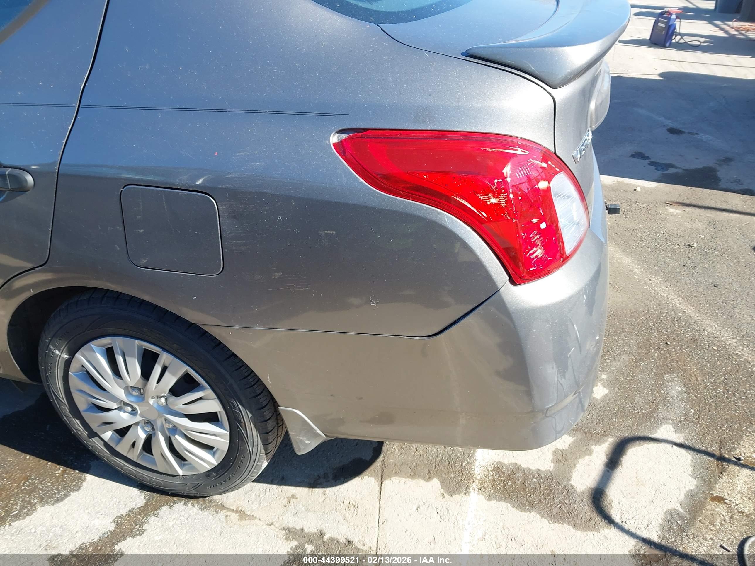NISSAN VERSA image 6