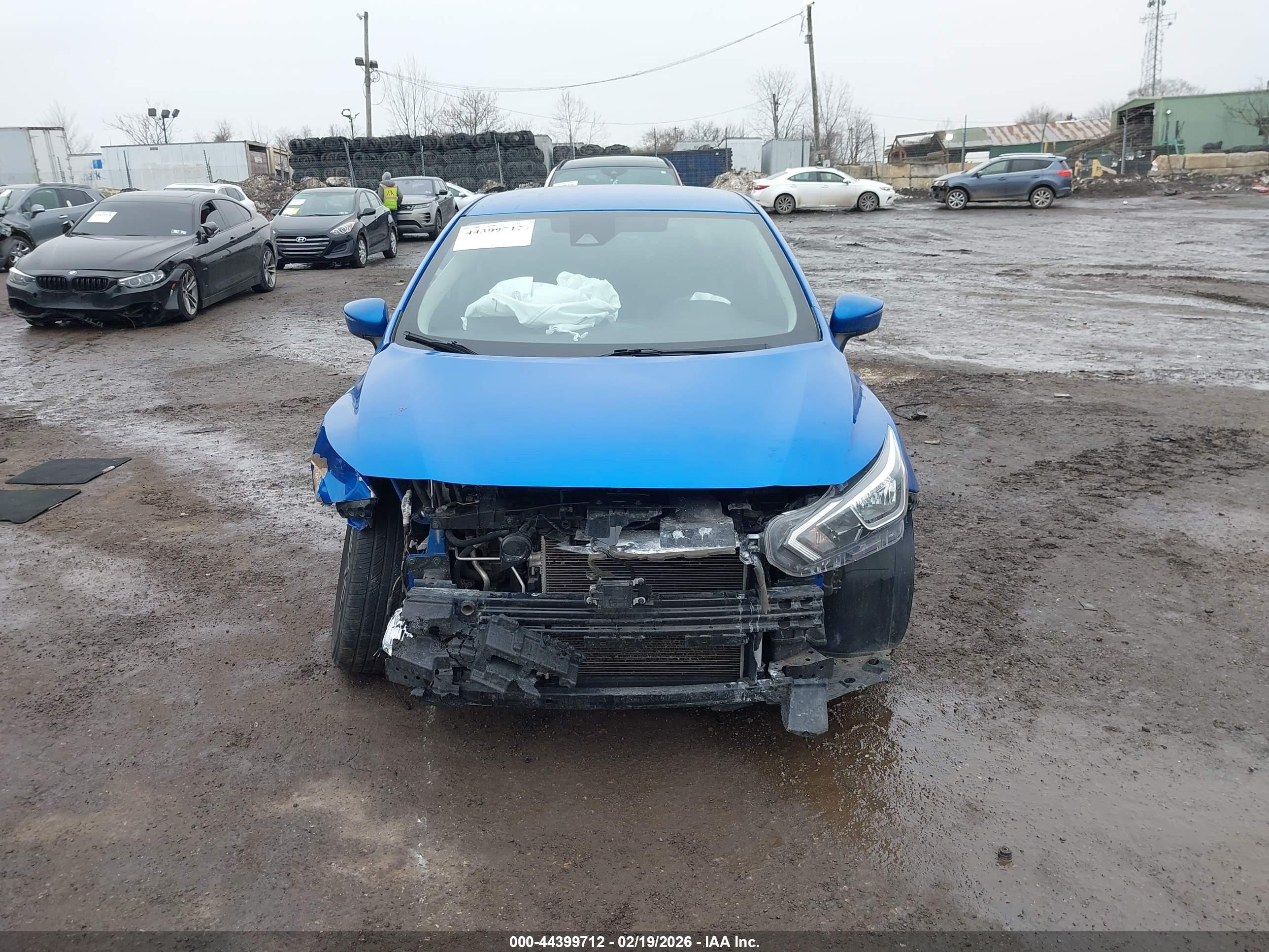 NISSAN VERSA image 6