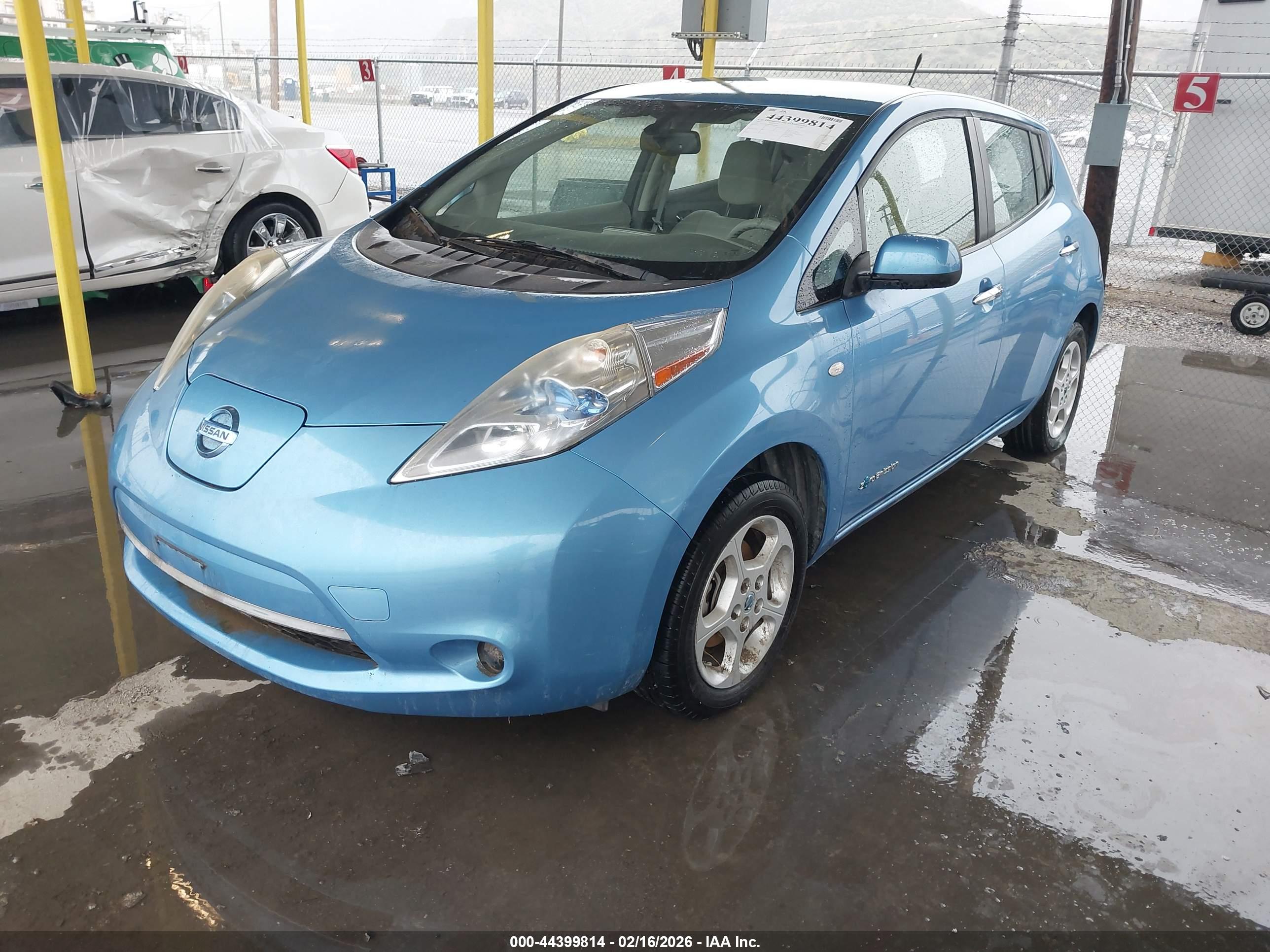 NISSAN LEAF image 2