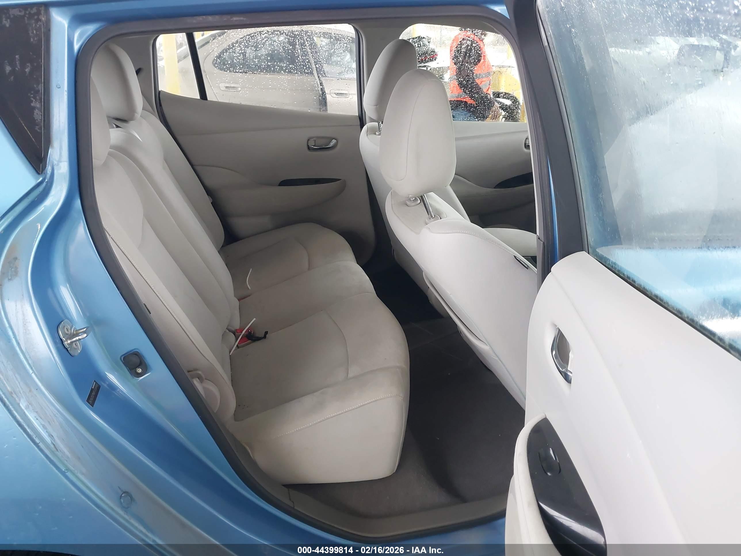 NISSAN LEAF image 8
