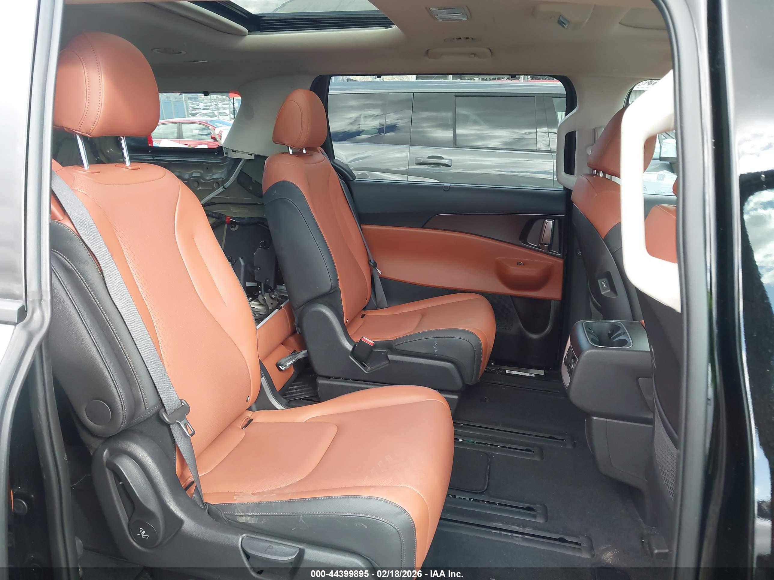 KIA CARNIVAL image 8