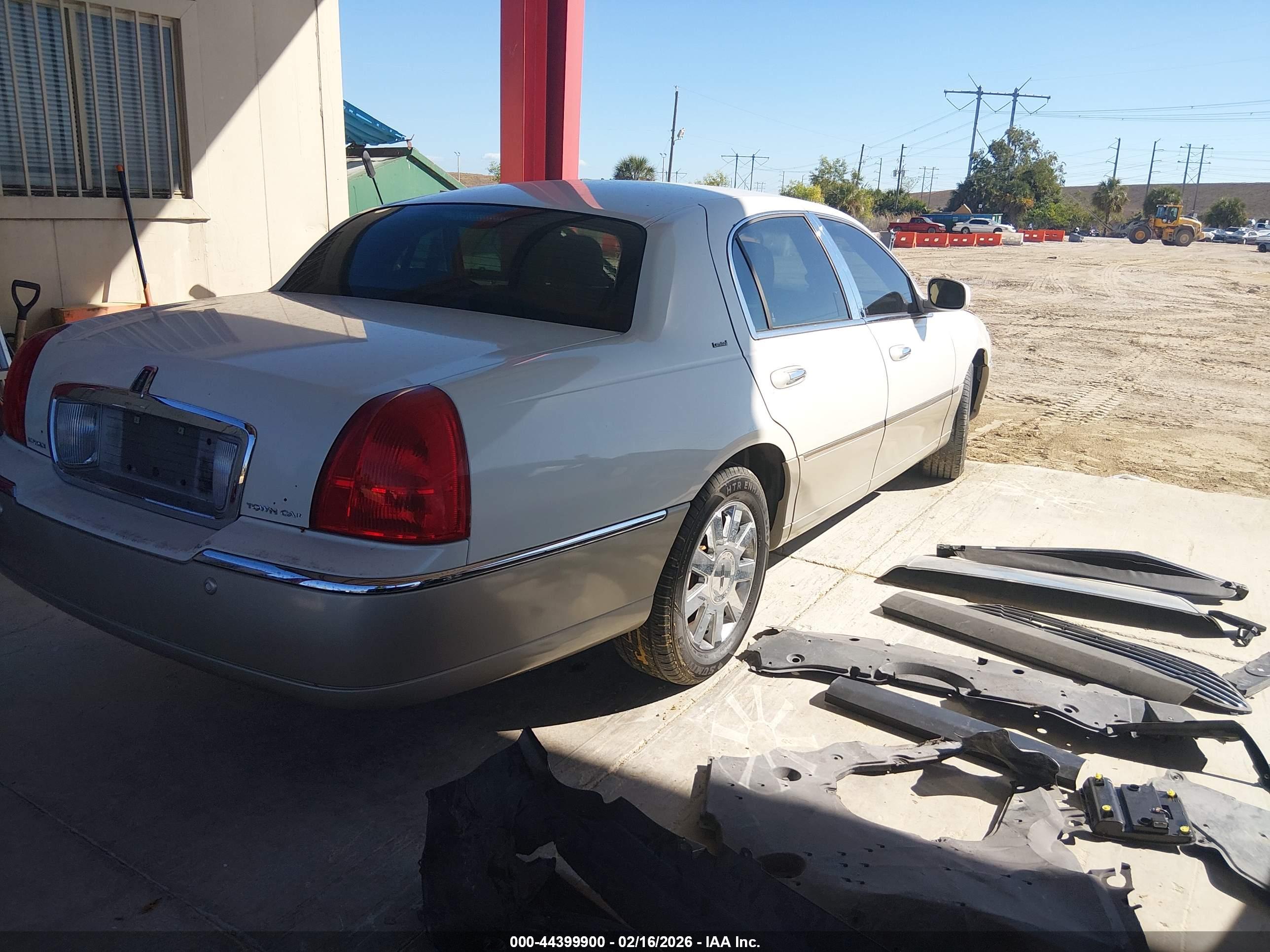 LINCOLN TOWN image 4