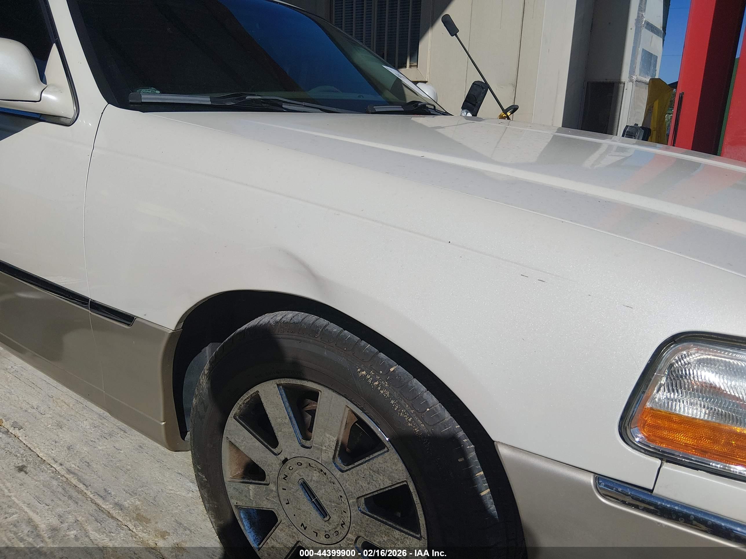 LINCOLN TOWN image 6